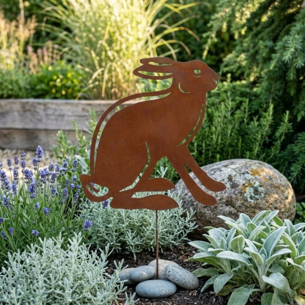 Metalowa dekoracja ogrodowa Zając na piku patyna corten 36,8 cm