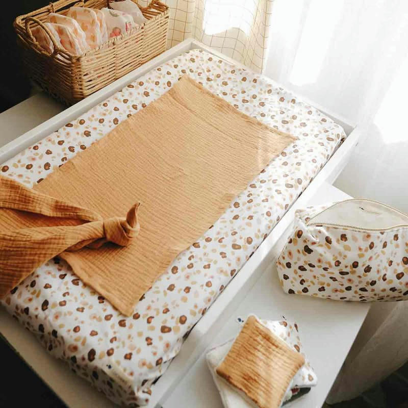 - Housse de matelas à langer + 2 langes Léopard