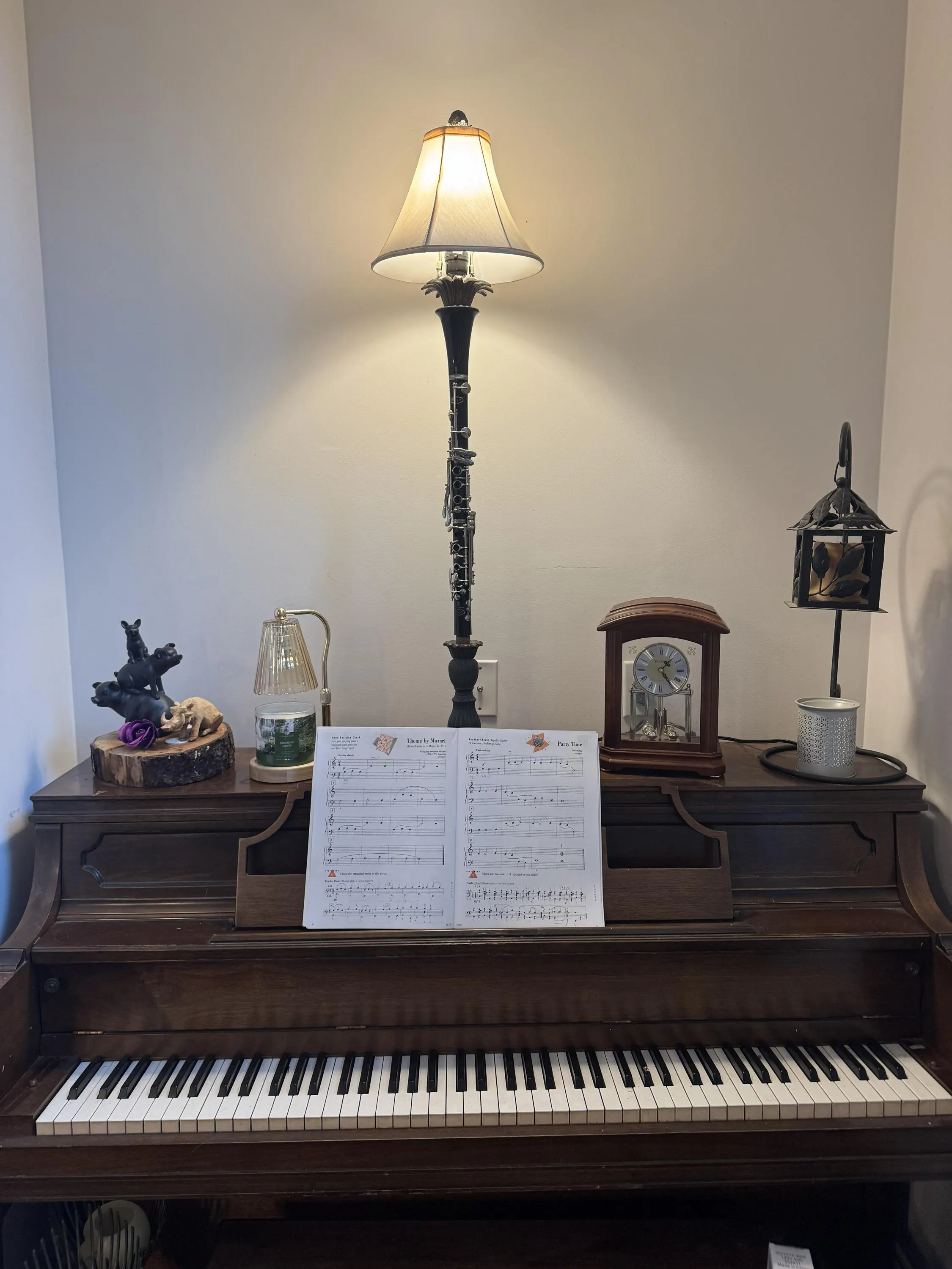 Clarinet Lamp: Musical Instrument Integrated Lighting Fixture