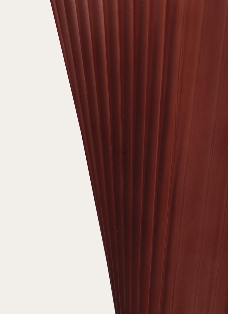 VASE EN VERRE FORME ÉTIRÉE BORDEAUX TRANSPARENT GIVRE