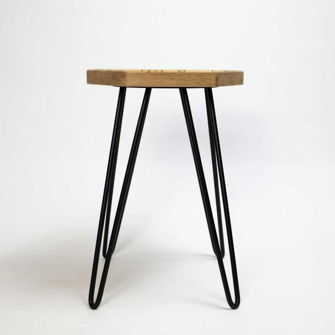 WOOD - Tabouret bar en chêne massif gravure Wood H65 cm