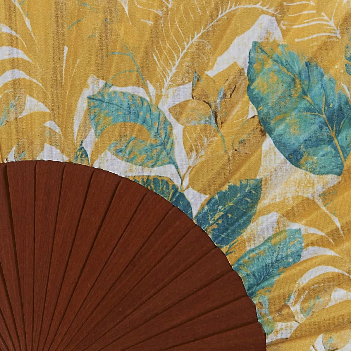 WILD - Éventail en bois de merisier et coton imprimé tropical jaune