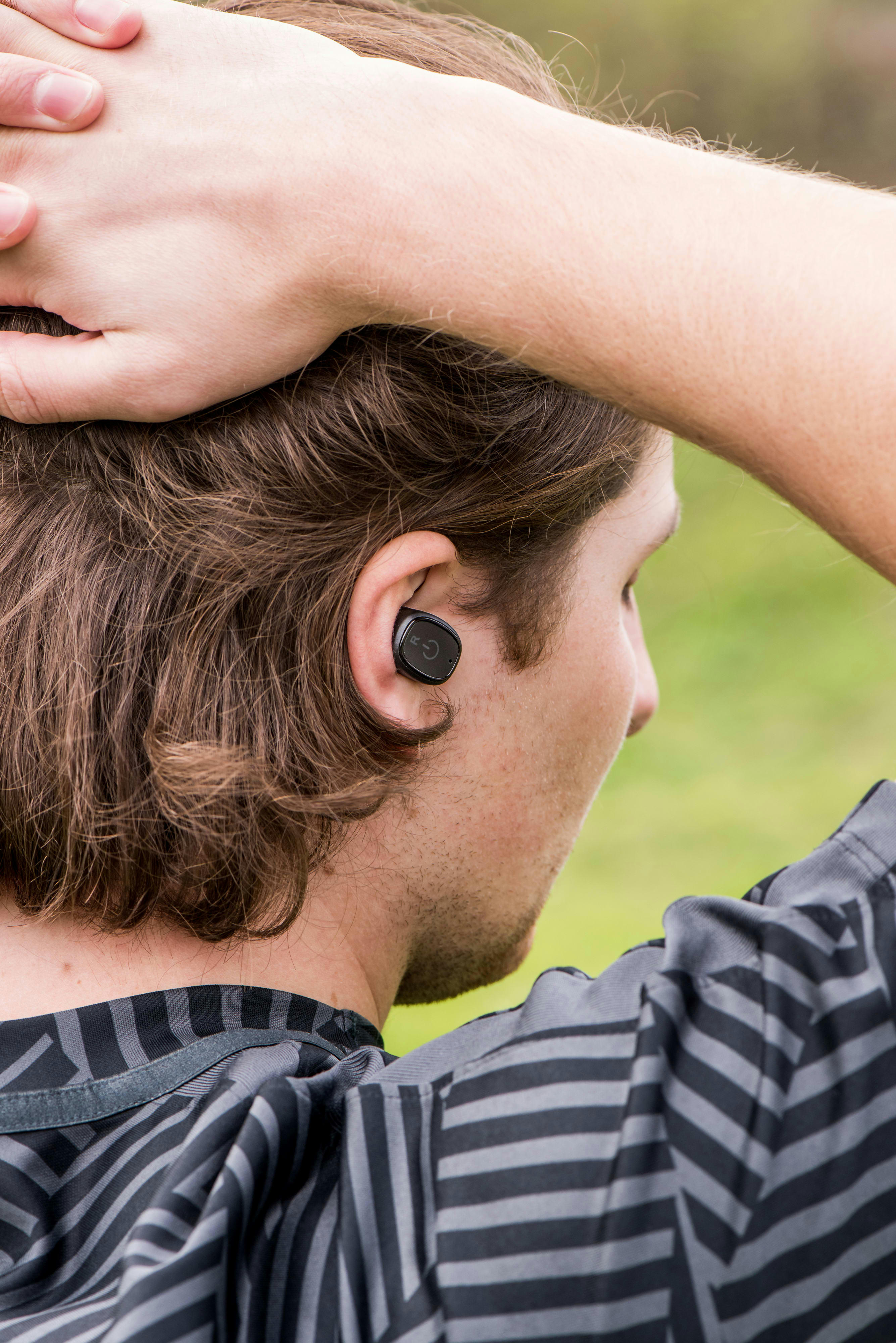 - Ecouteurs bluetooth étanches avec connexion à l'oreille noir