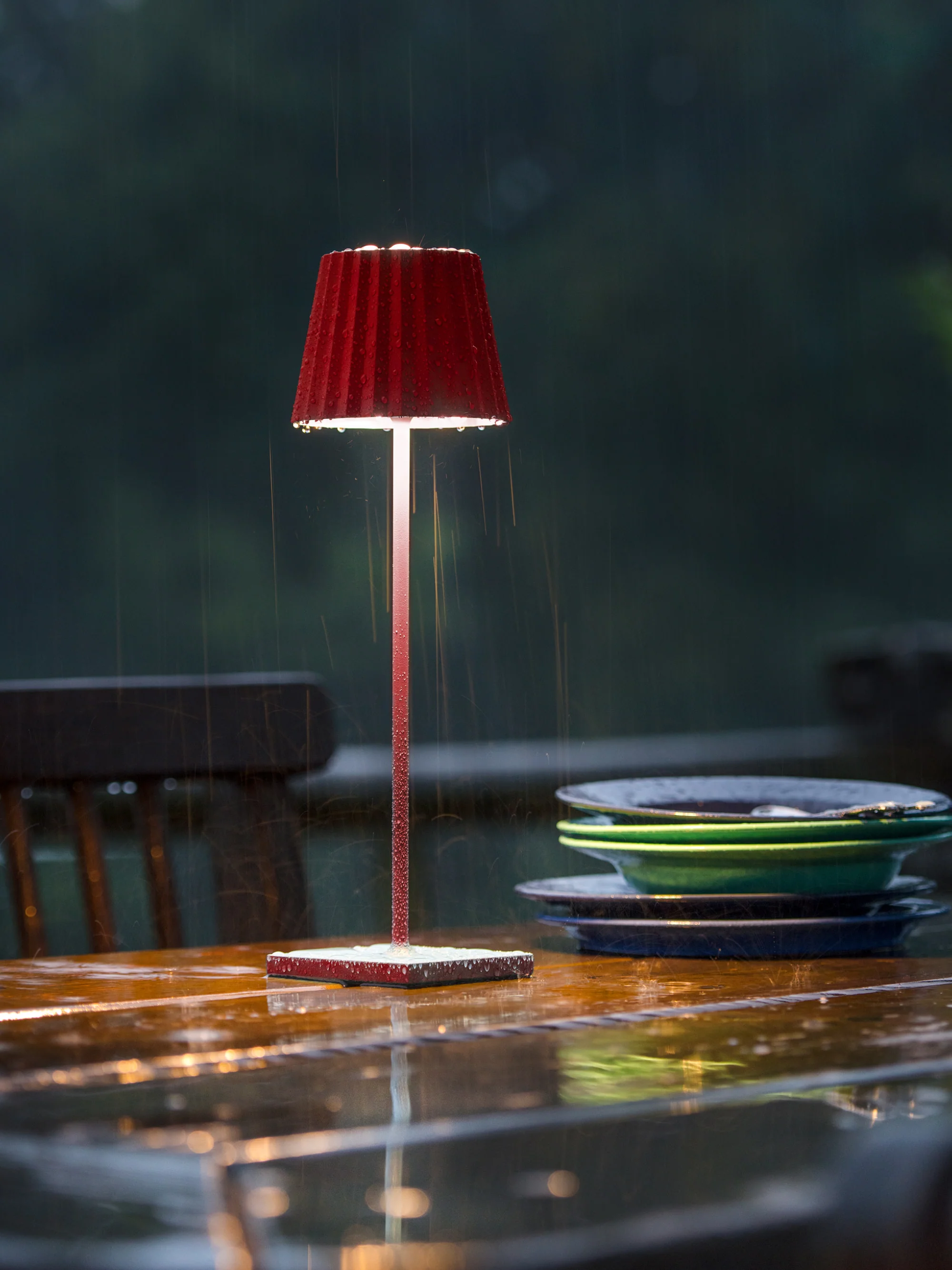 Mobile LED-Außentischlampe Troll RC, dimmbar