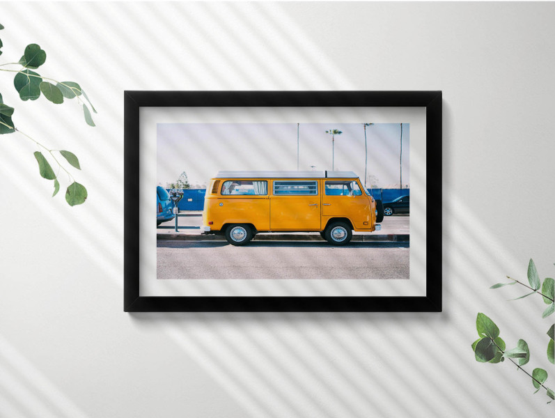 Obraz w czarnej ramie, Żółty wakacyjny samochód 30x20 cm