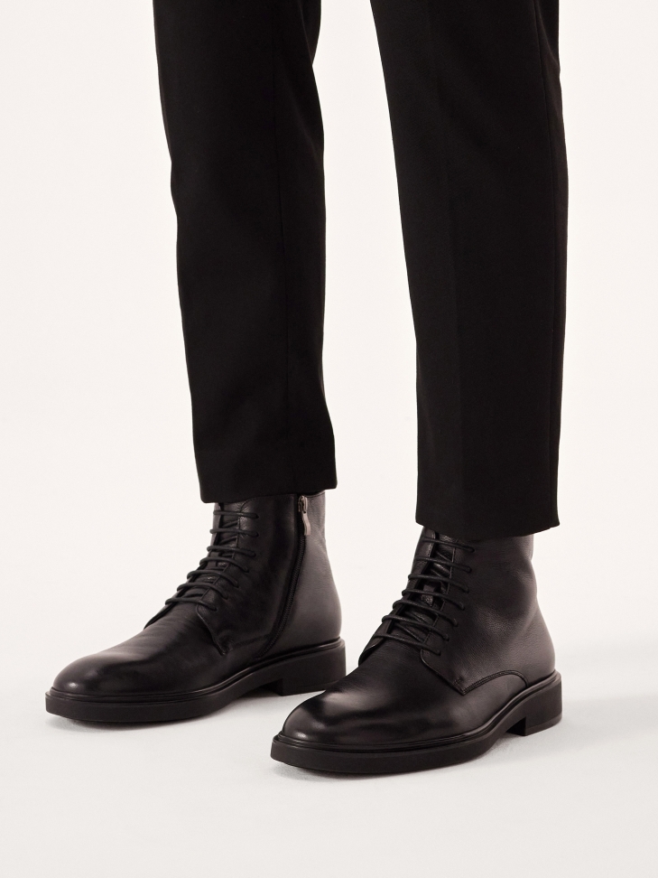 Classic men's boots in an elegant style