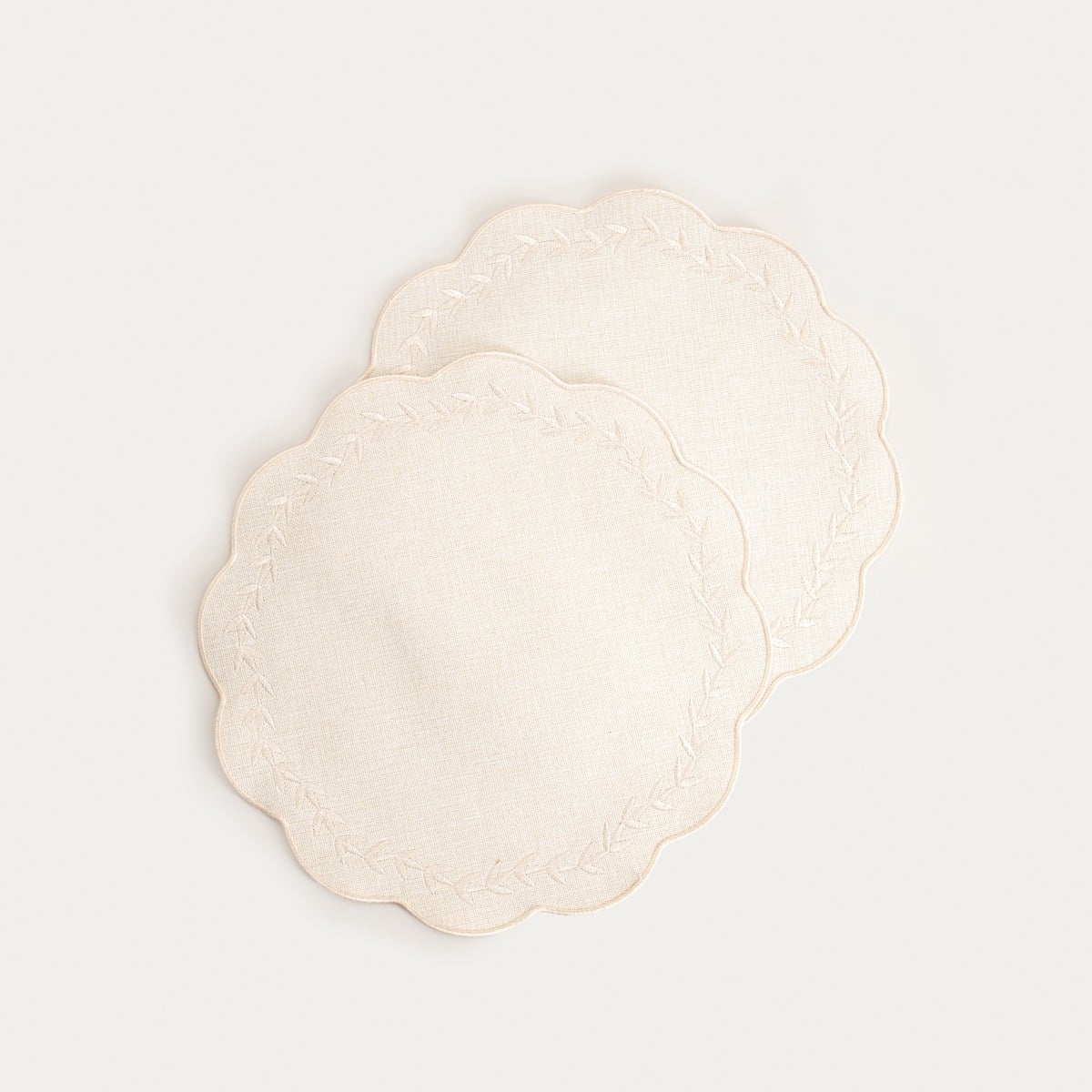 Maty stołowe RAMINE ecru z dekoracyjnym haftem, zestaw 2 szt. 38cm