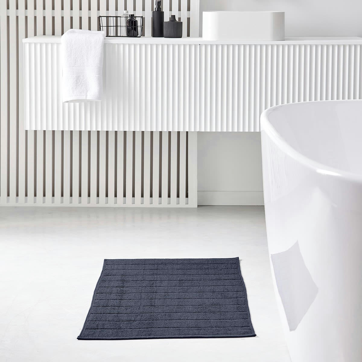ESSENTIAL - Tapis de bain uni en Coton Bleu marine 50x80 cm