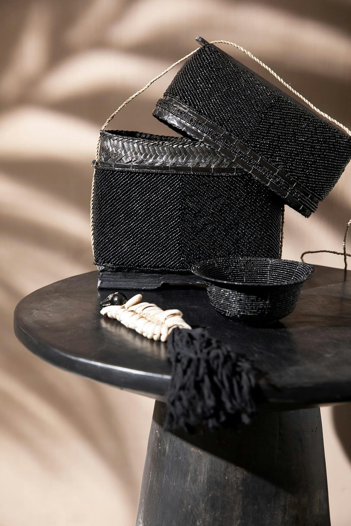 FISHBONE - Porte-clés en coton et coquillage noir et naturel