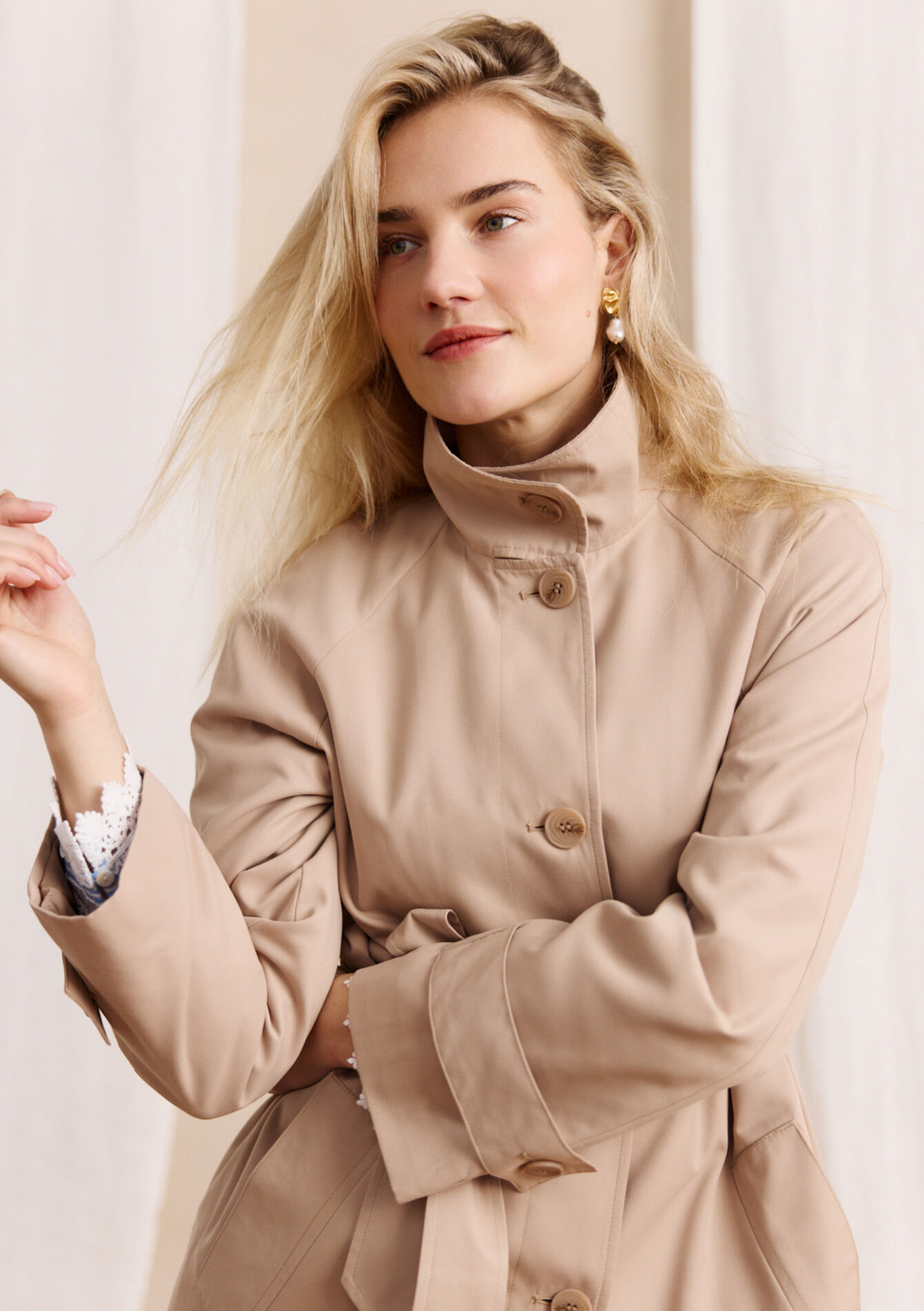 Minimalistische trench met ceintuur