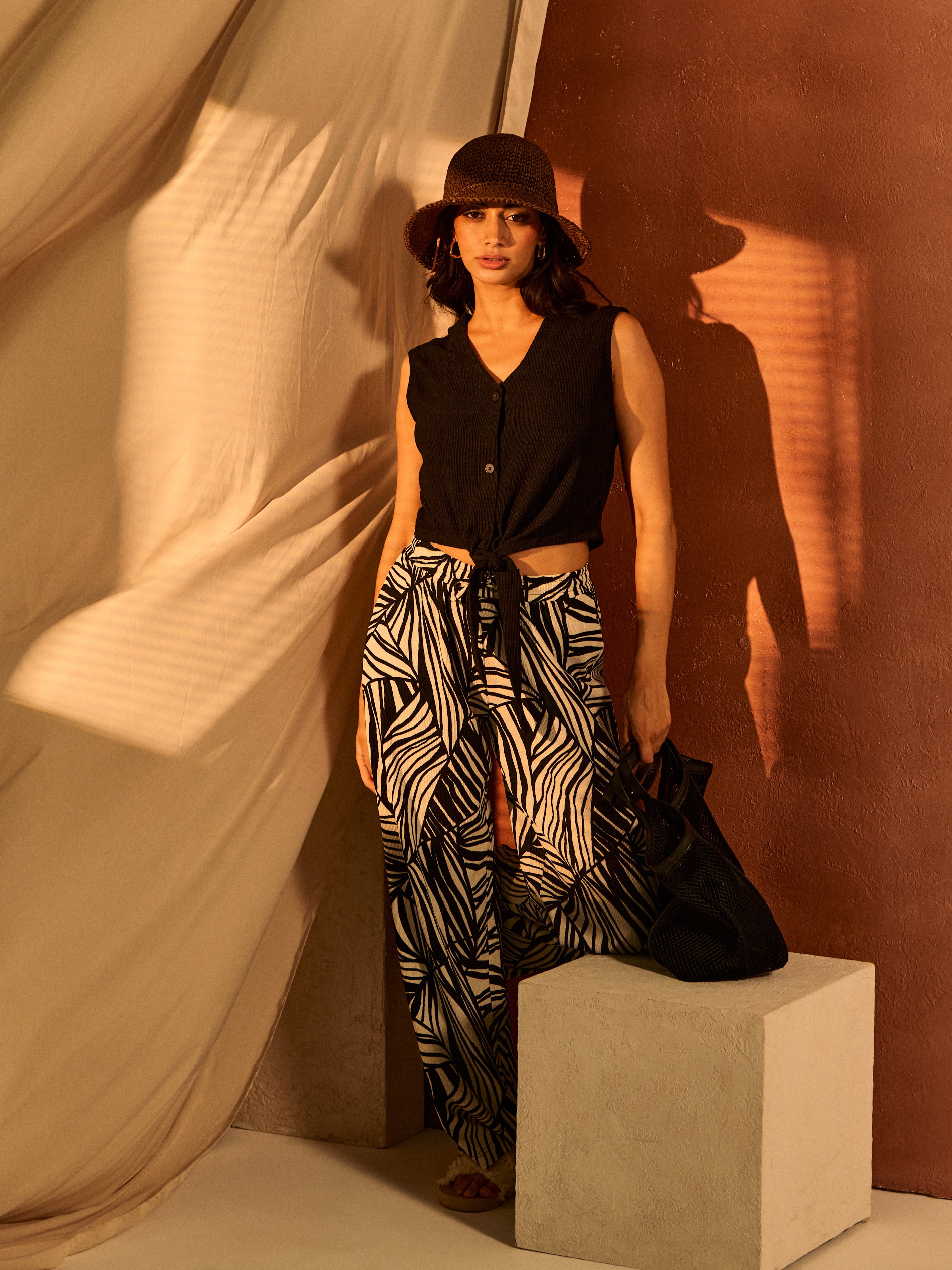 Spodnie wide leg z abstrakcyjnym wzorem