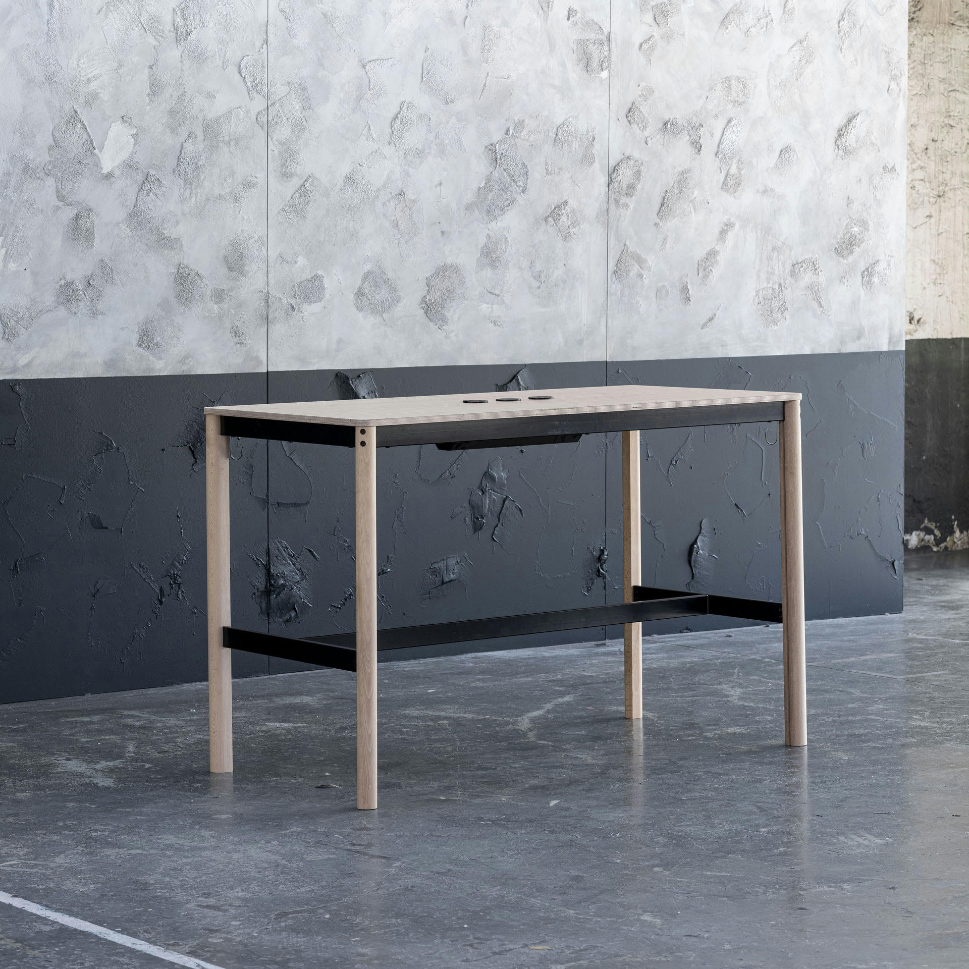 - Table de réunion haute 160x80 en hêtre 3 prises éléctriques