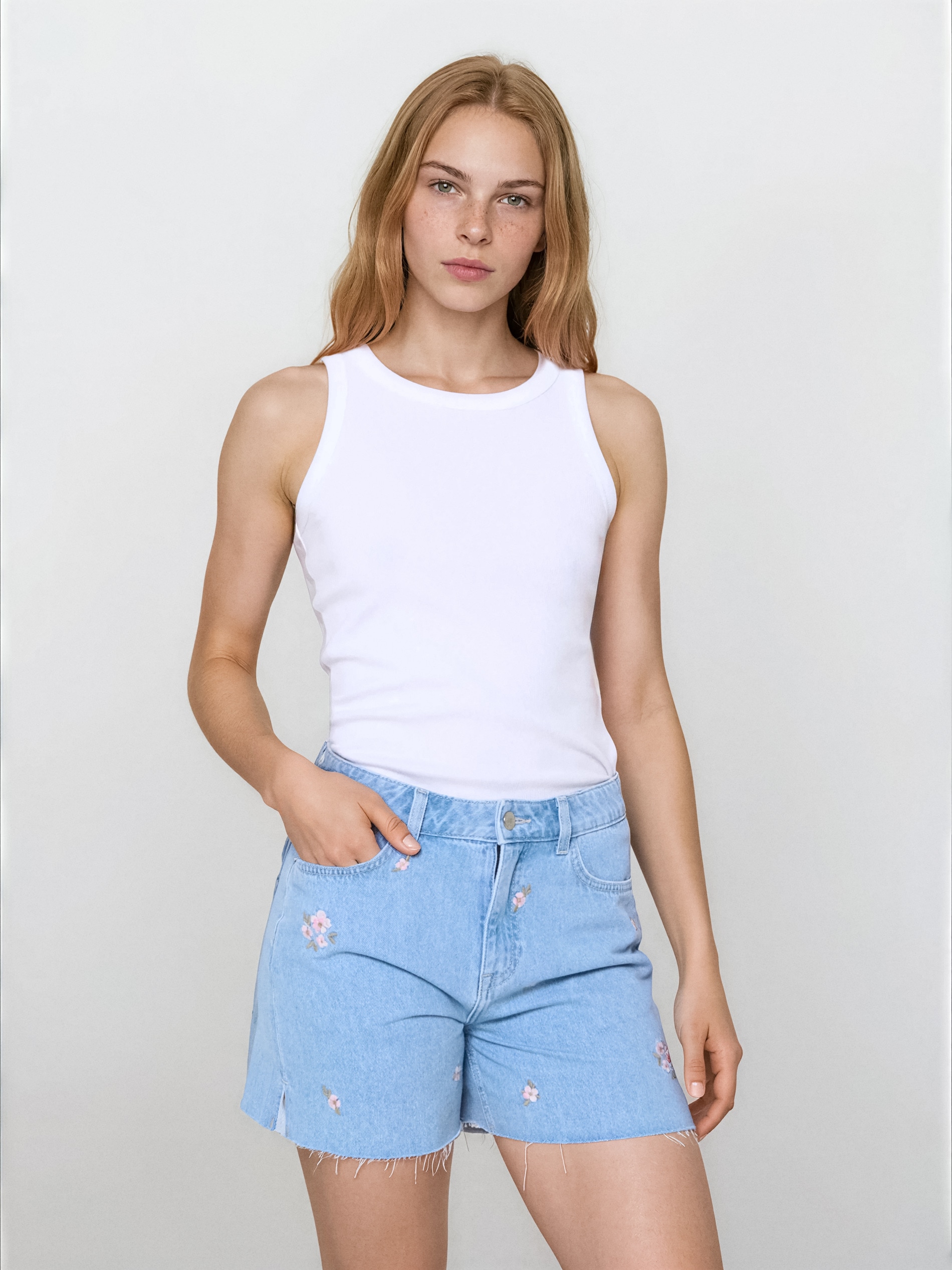 Jeansowe bermudy mid waist z haftowanymi kwiatkami
