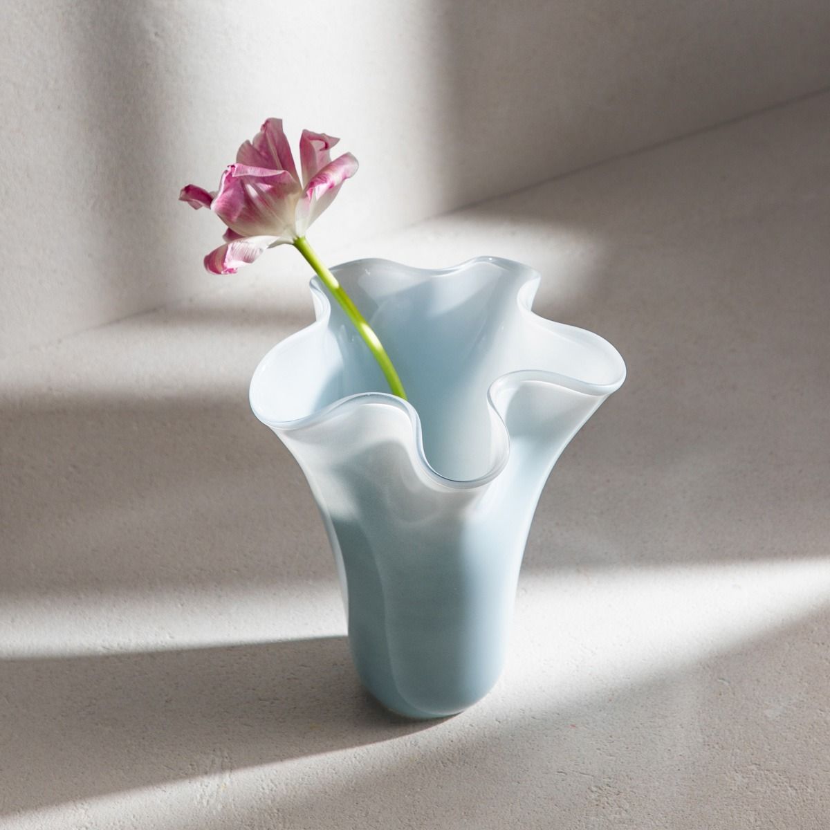 Wazon VEYORA szklany niebieski z falami 20x20x20 cm