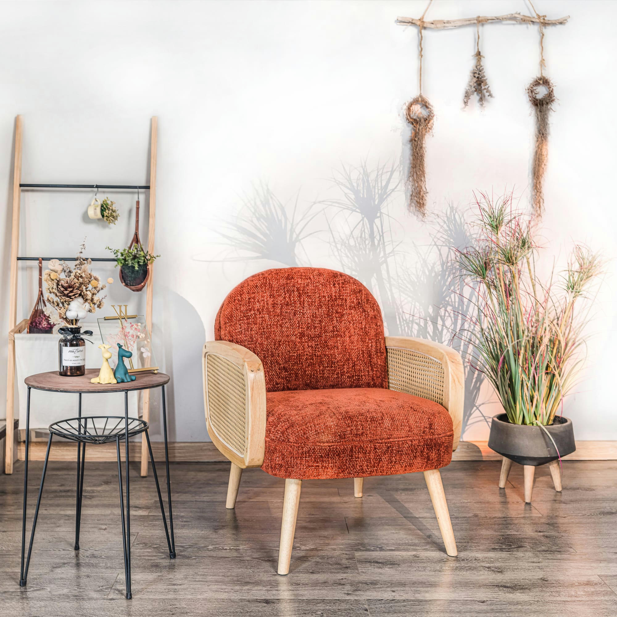 - Fauteuil de salon en cannage et tissu terracotta