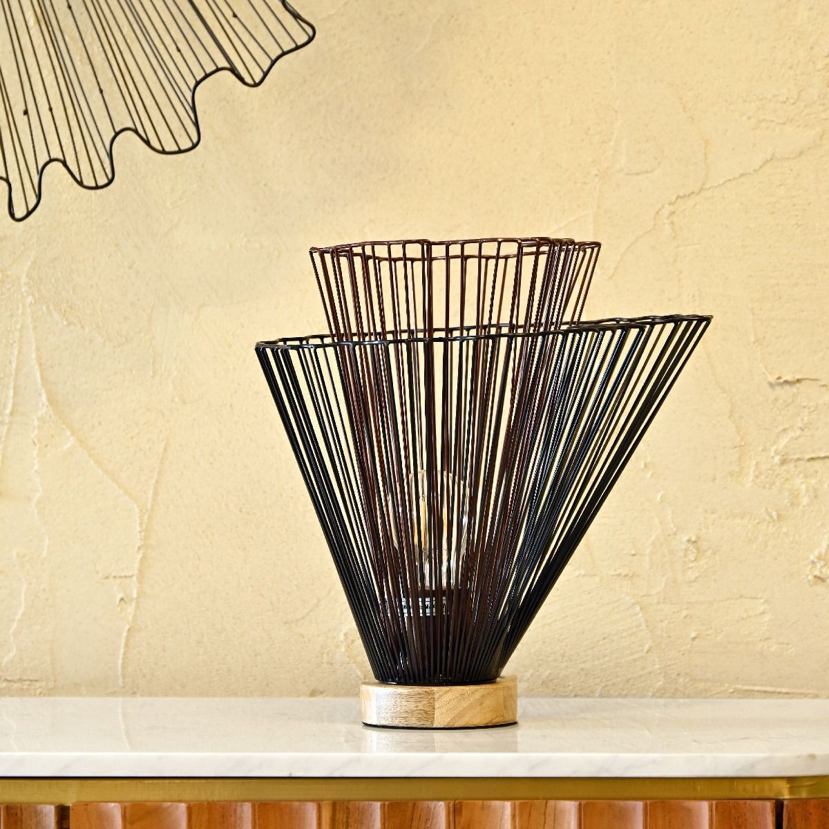 Lampka nocna Timeless Shadow stal czarna 25x25x31cm Miloo Home