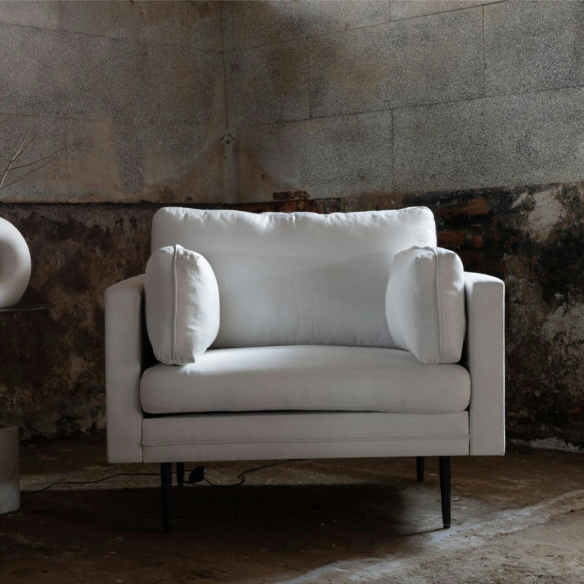 ROMEO - Fauteuil moderne en tissu avec pieds en métal blanc