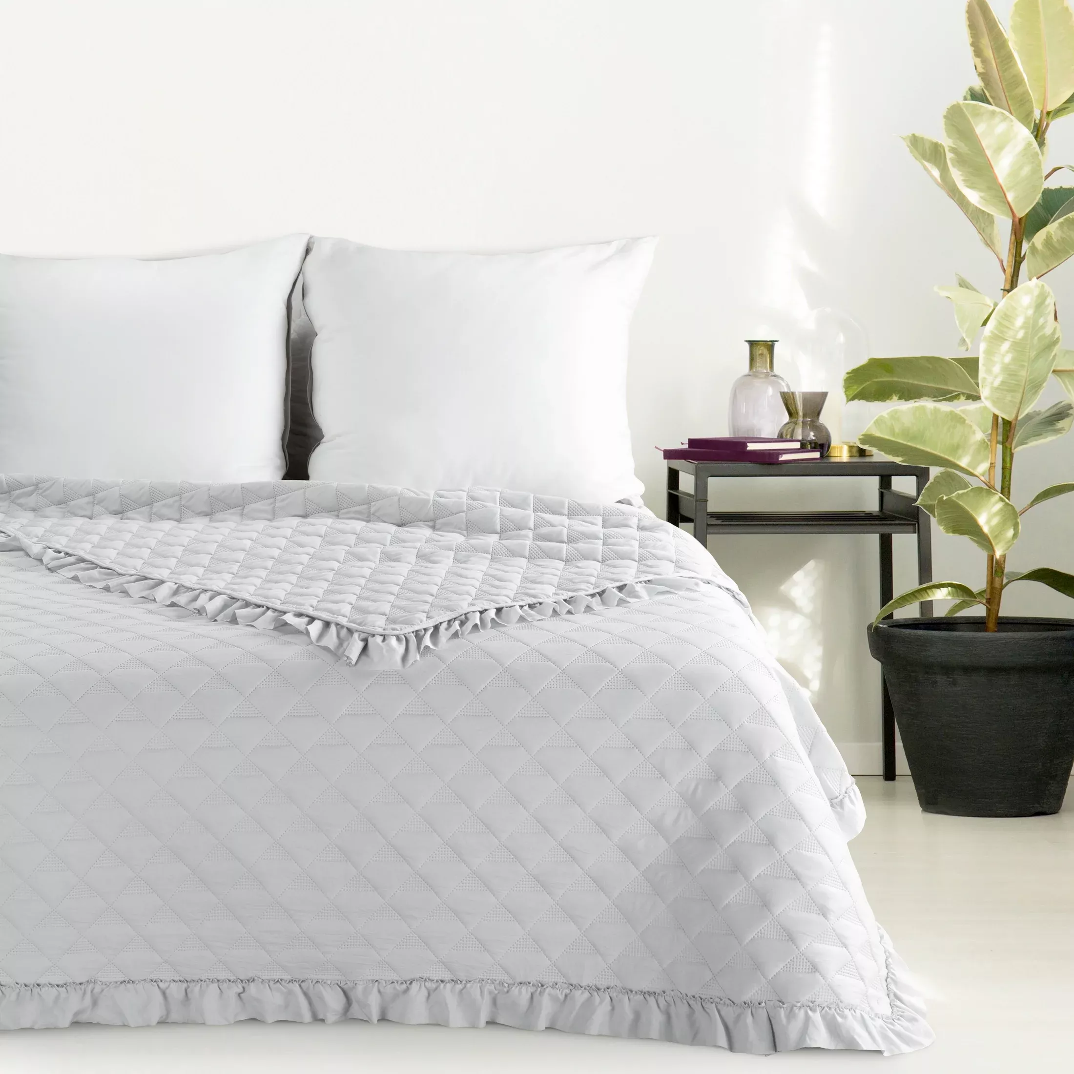Narzuta srebrna 170x210 cm obszyta falbaną pikowana techniką hot press VANESA Eurofirany Classic