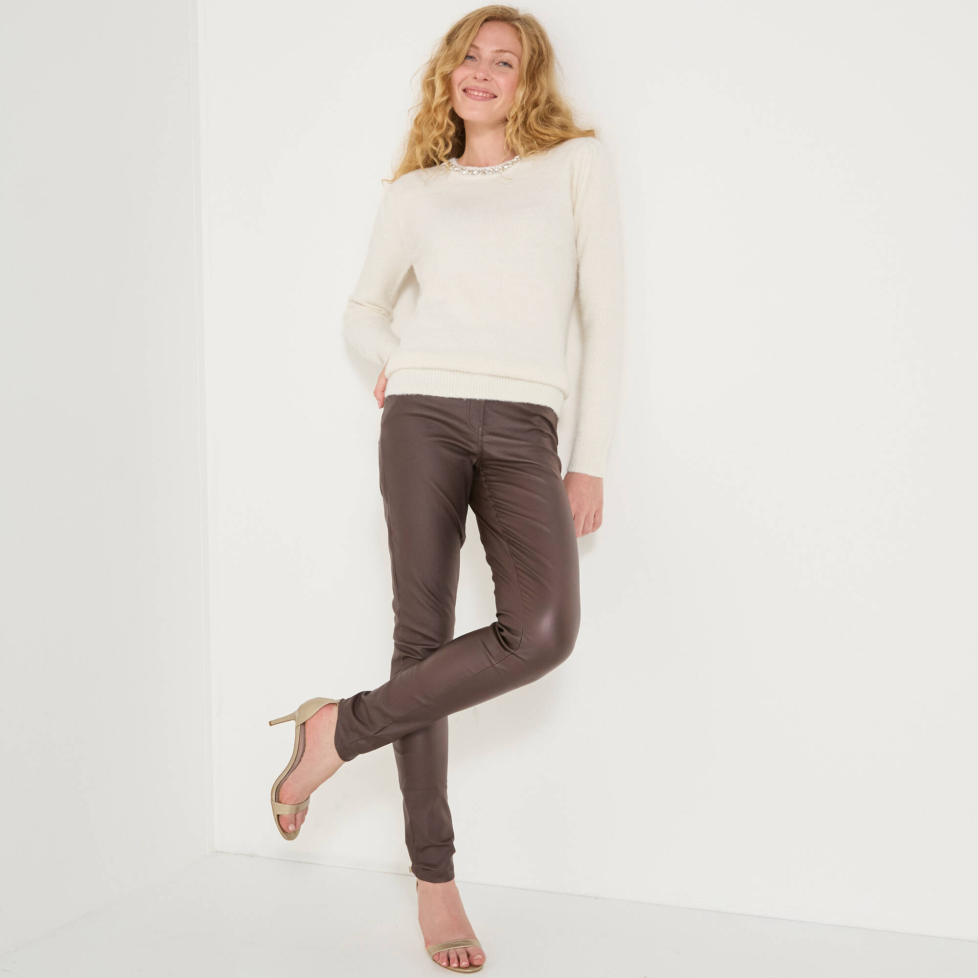 Pull maille poilue décolleté strass