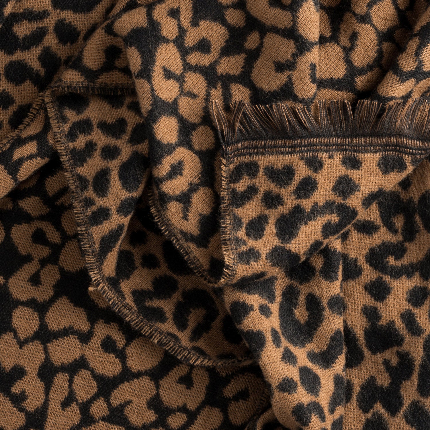 Echarpe TEXTO camel motif léopard