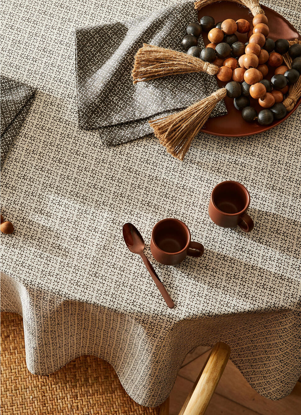 NAPPE EN COTON ENDUIT IMPRIMÉ PETITES FLEURS BLANC / GRIS