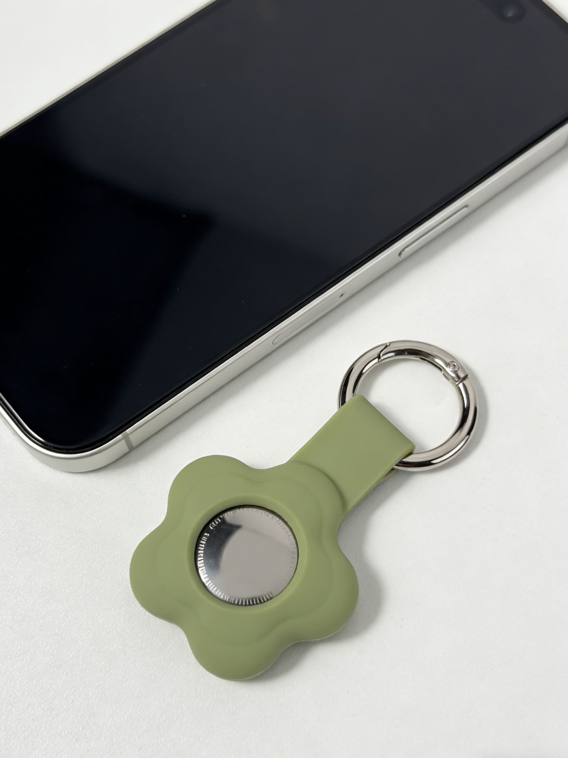 Etui na AirTag z motywem kwiatu