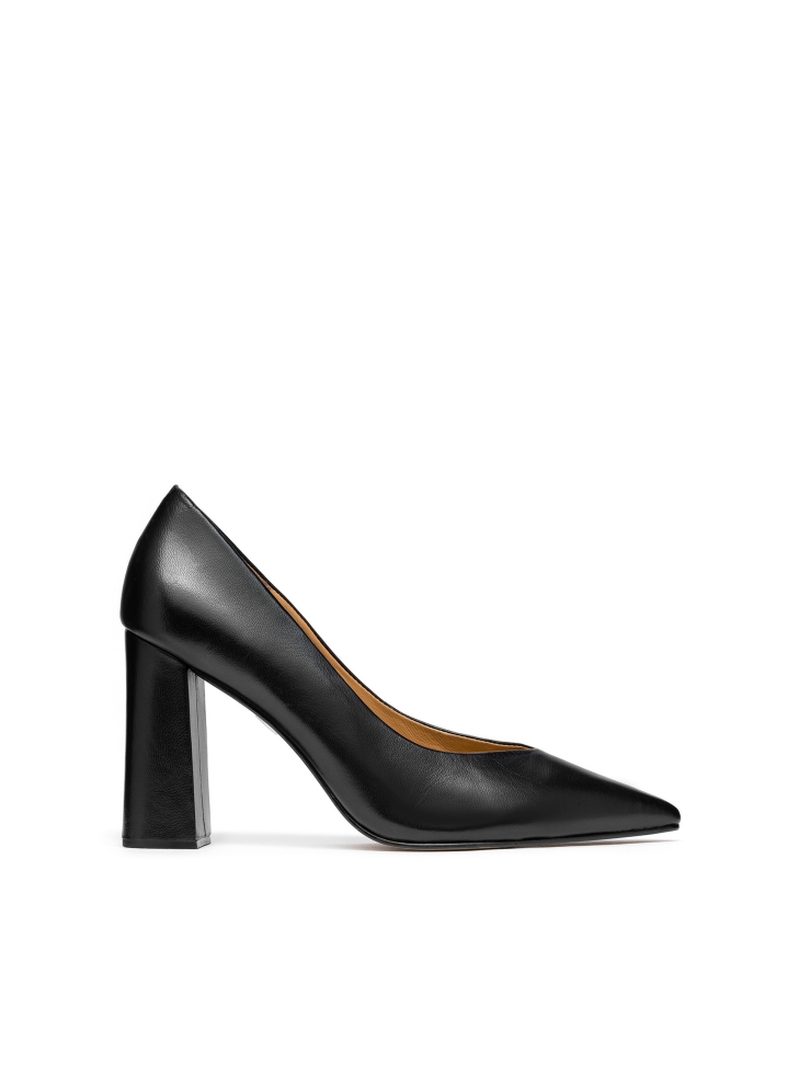 Black ladies' pumps