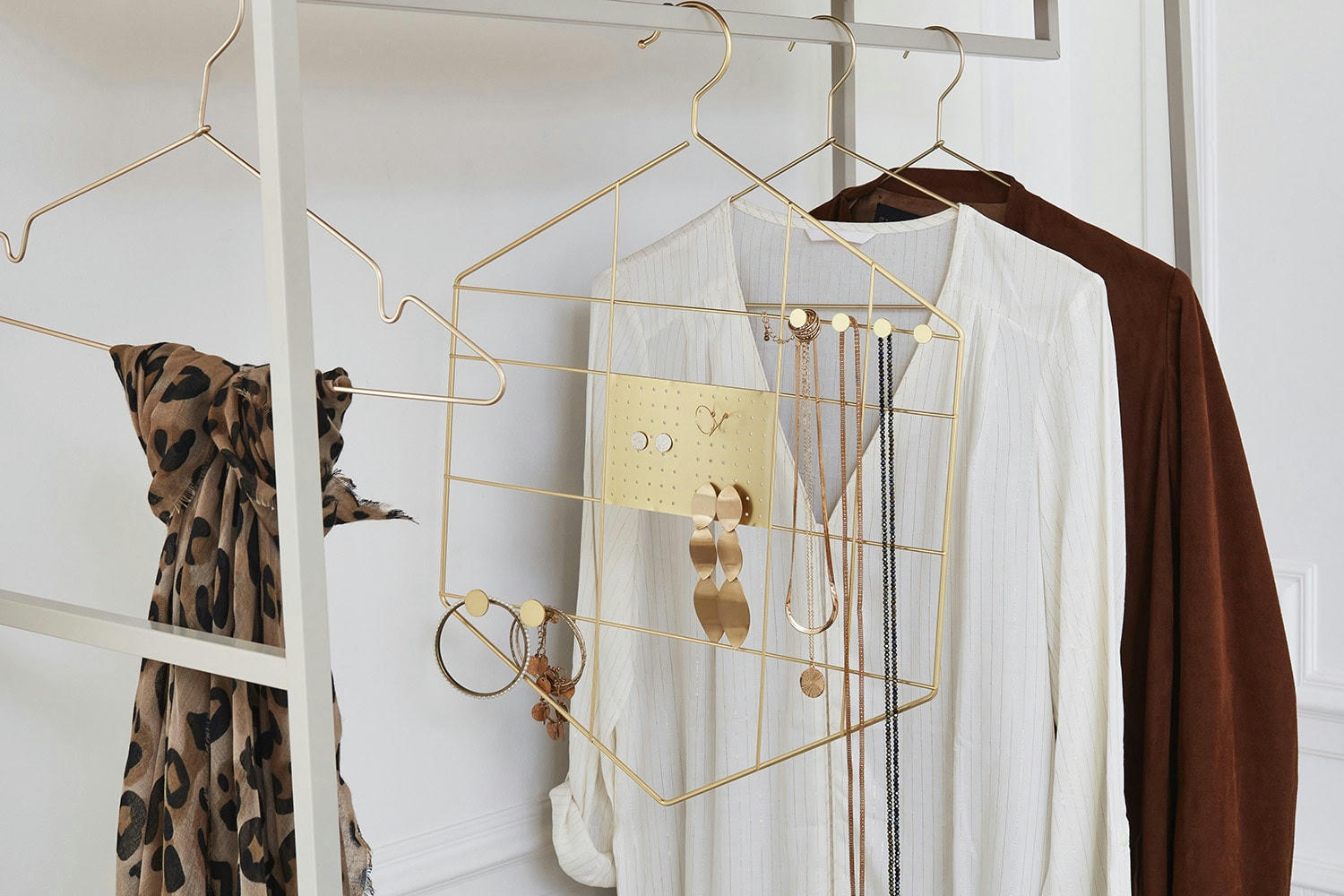 - Porte-bijoux en métal doré 56x40x0,35cm