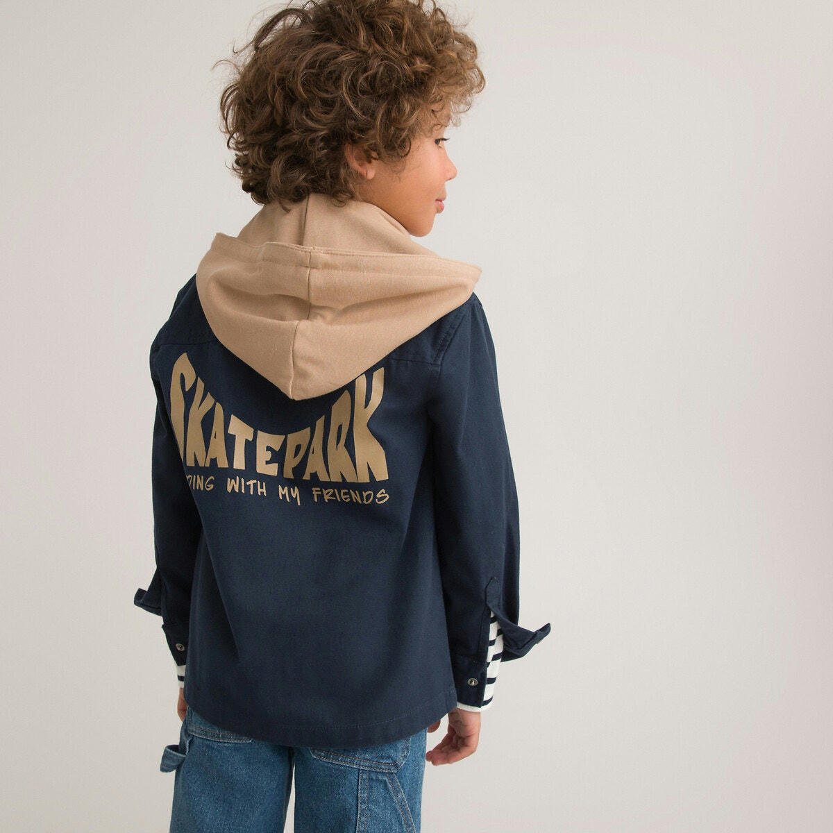 Chemise à capuche amovible, motif au dos