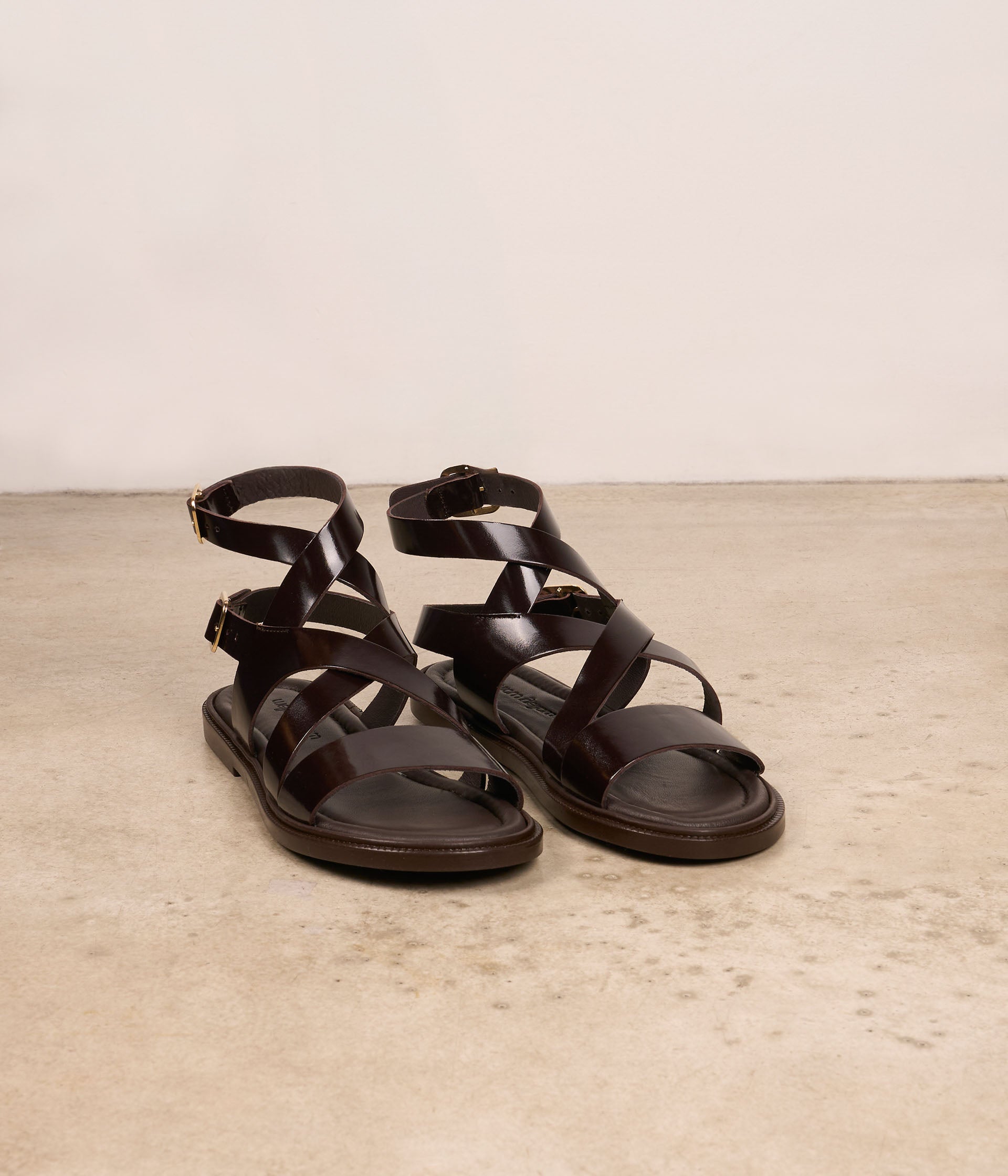 Sandales plates marron Gisla