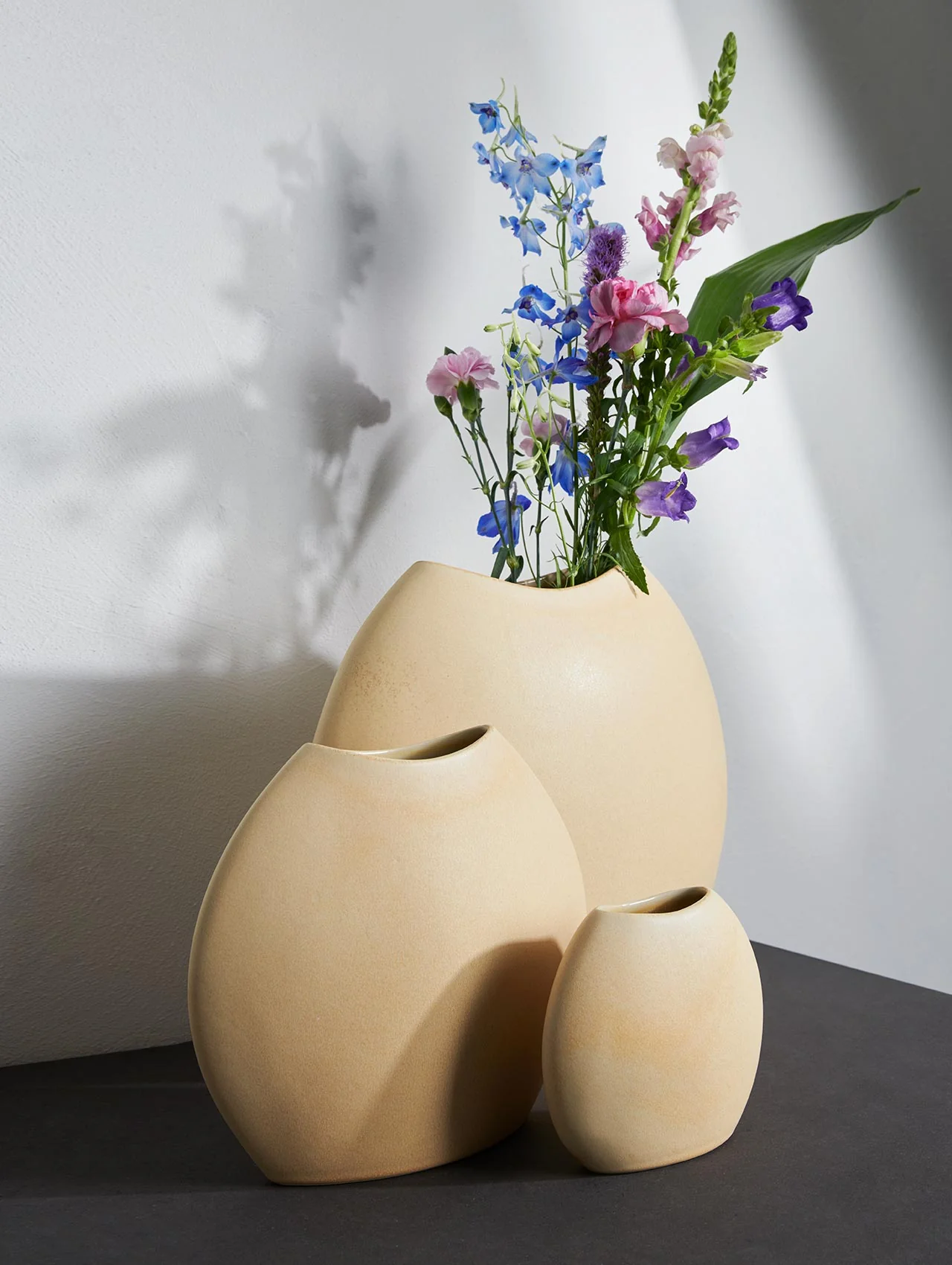 vase, black iron