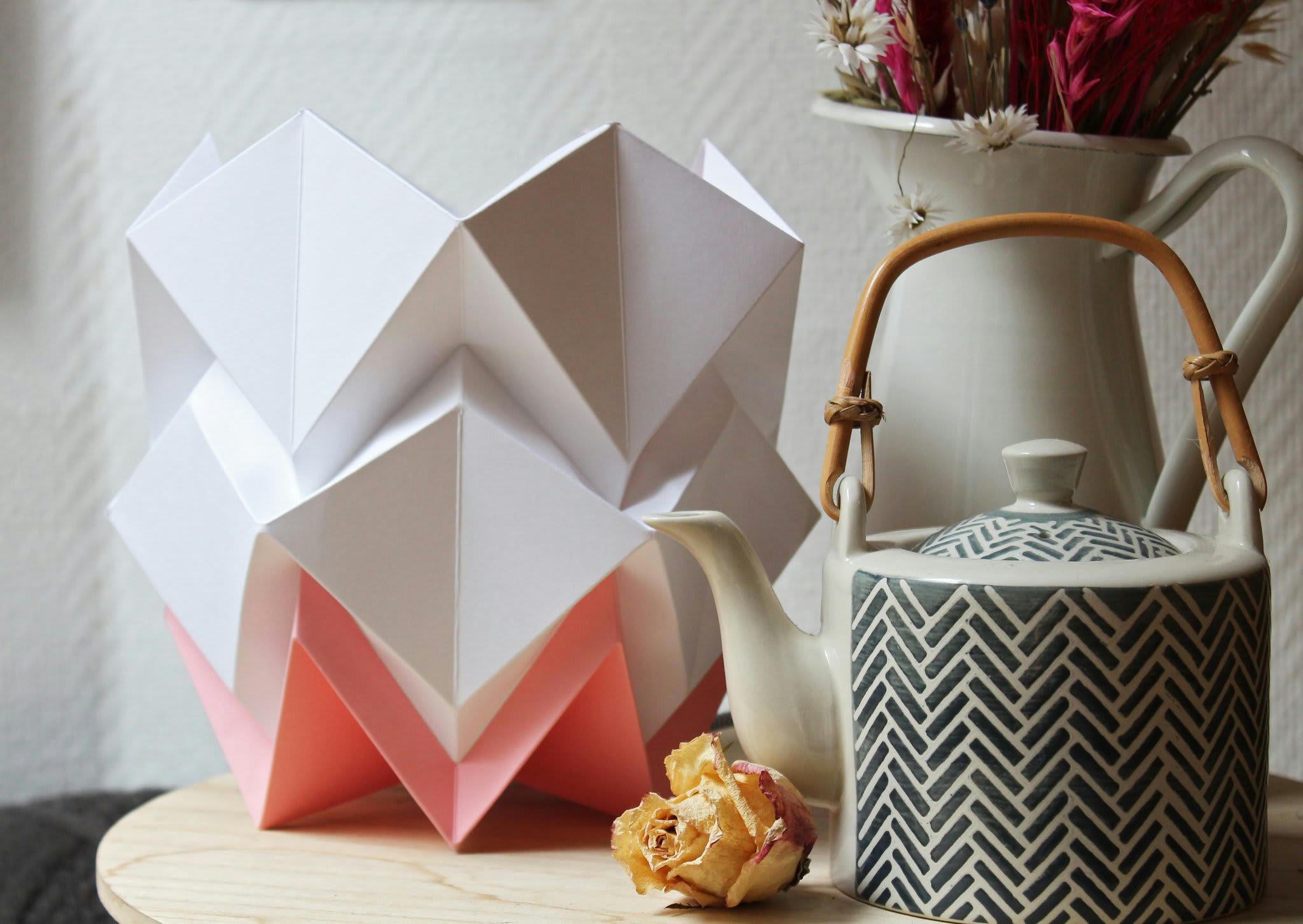 HIKARI - Lampe de table origami bicolore en papier taille S