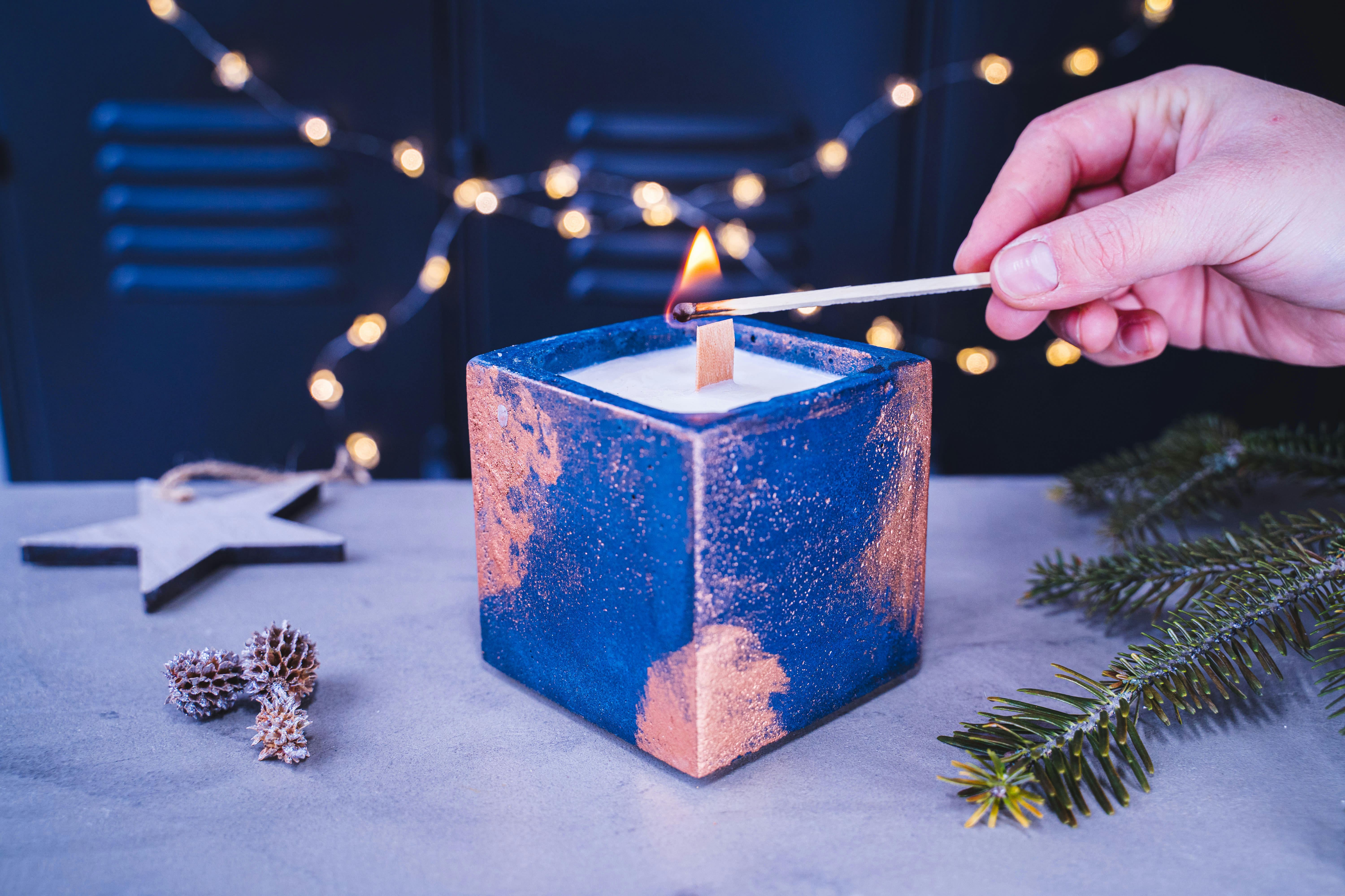 DÉLICES DE NOËL - Bougie Noël en béton bleu pétrole et patine cuivrée