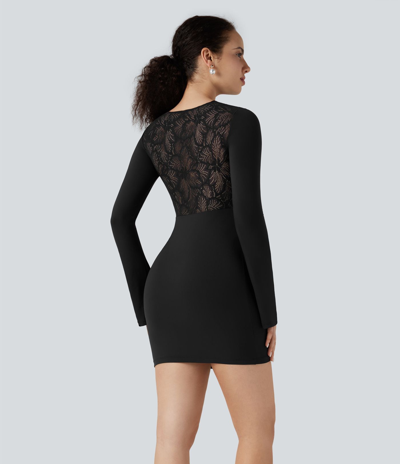 Robe de soirée moulante courte SoftlyZero™ dentelle contrastante manches longues froncée - UPF50