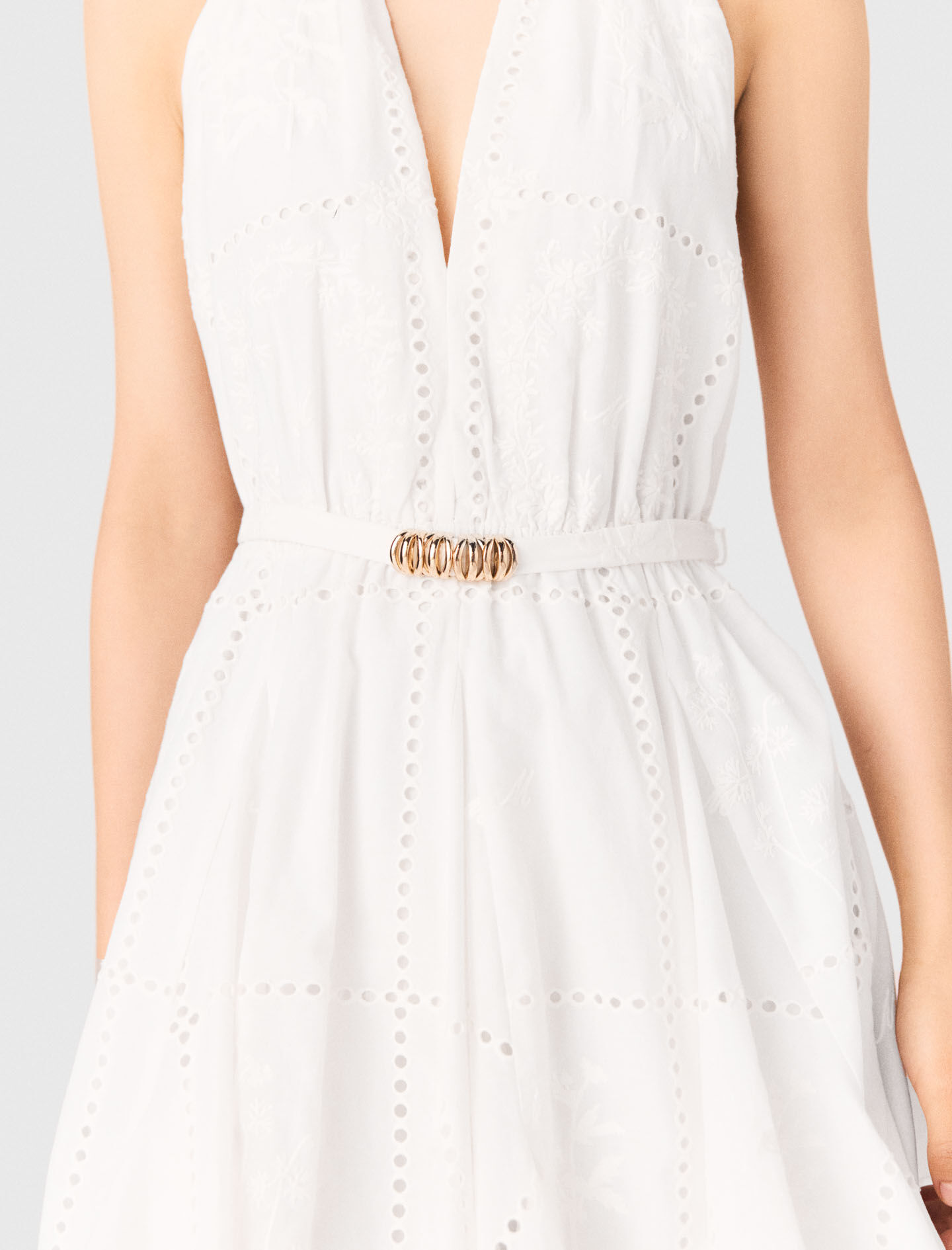 Robe courte brodée dos nu