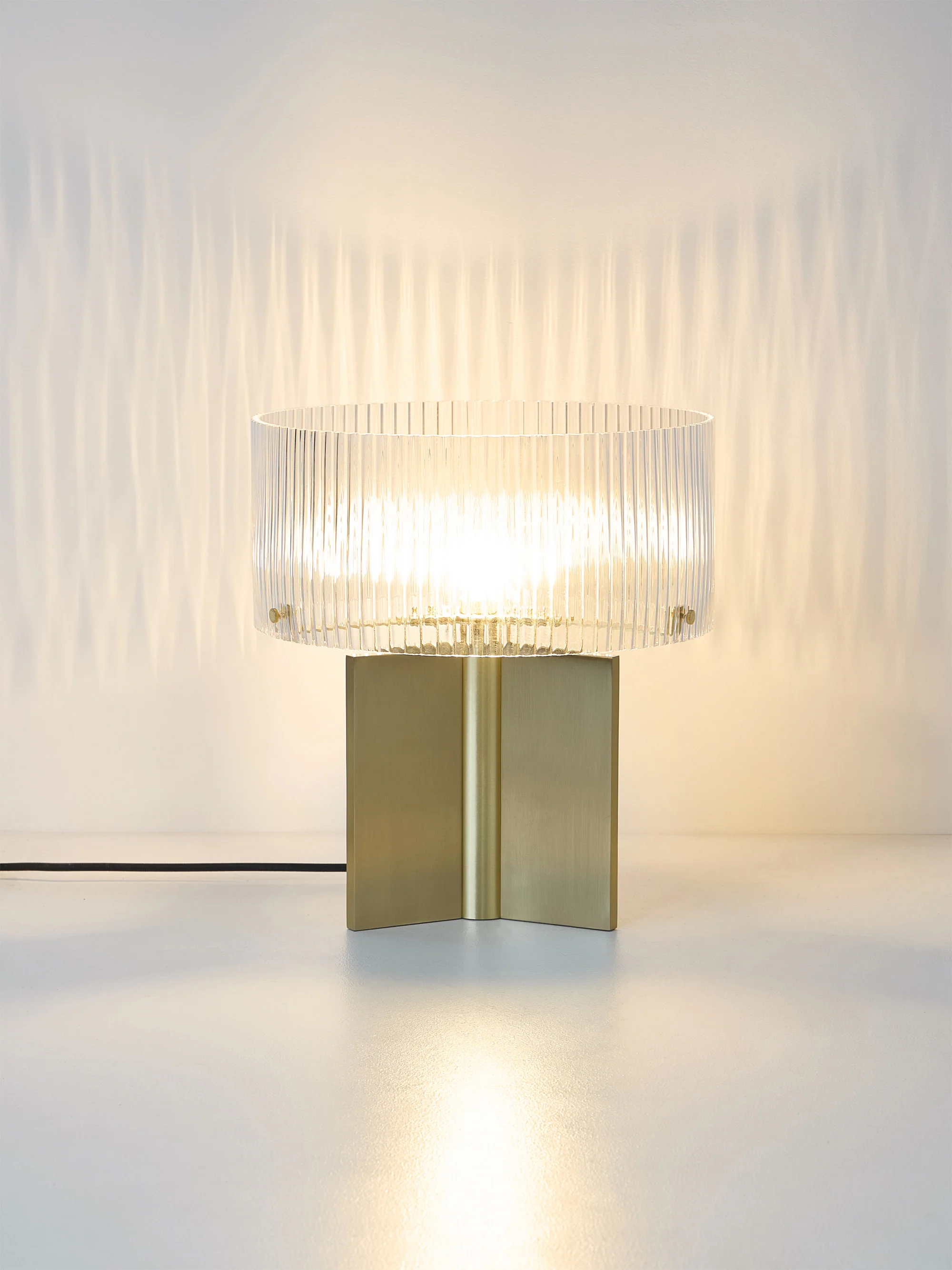 Tischlampe Emmi mit Riffelglas