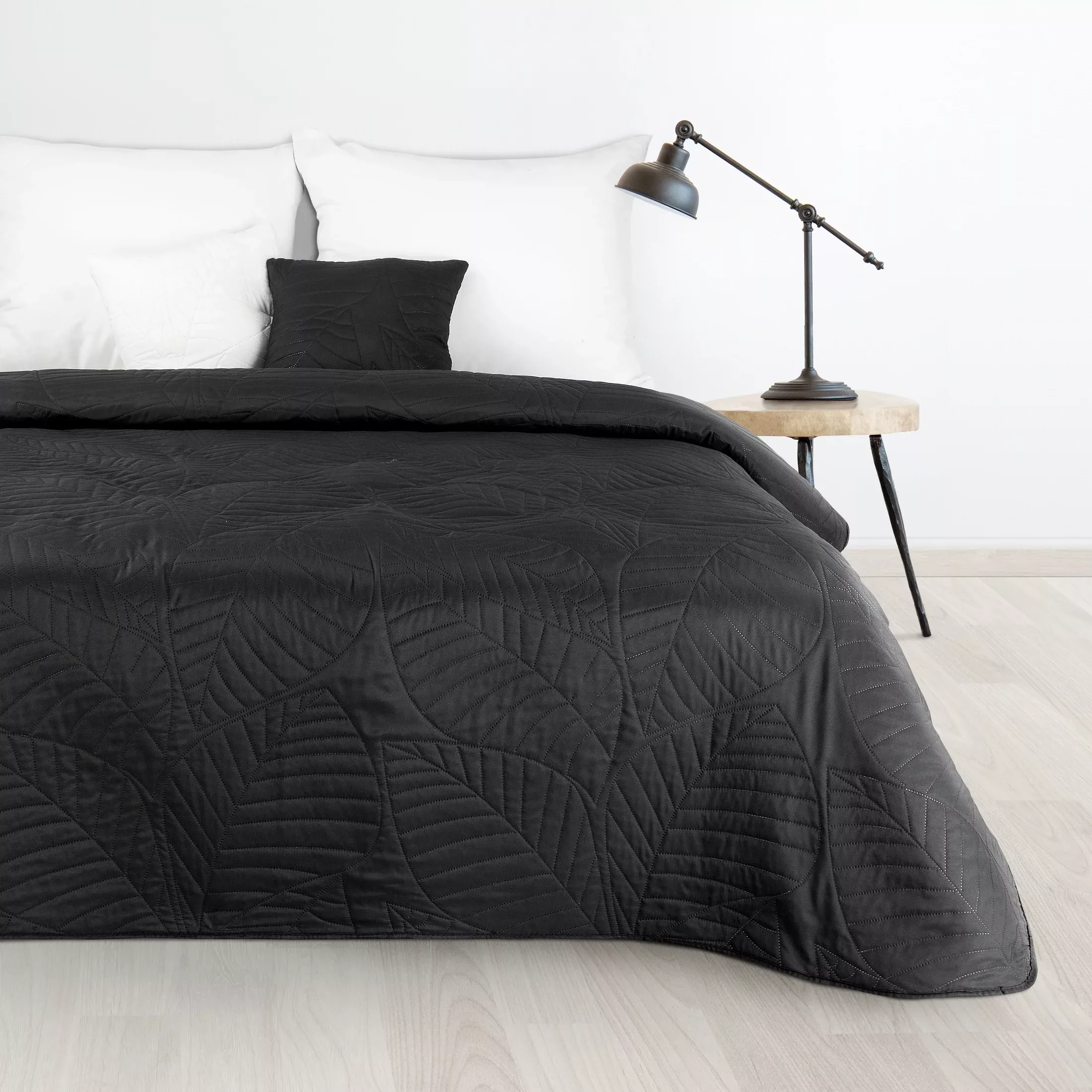 Narzuta czarna 170x210 cm z motywem liści wytłaczanym techniką hot press BONI 6 Design 91
