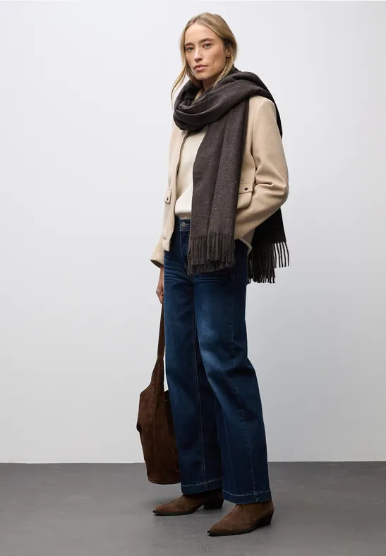 Softer Schal mit Dekosteinen