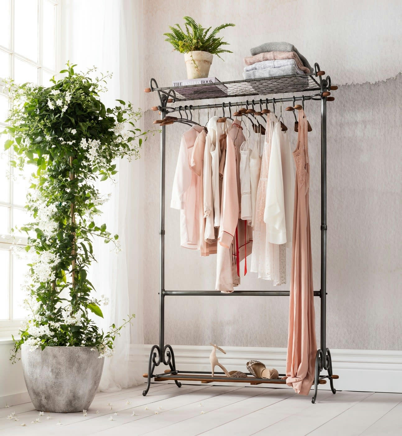 COSMOPOLITAN - Porte-manteau 12 cintres en acier et manguier