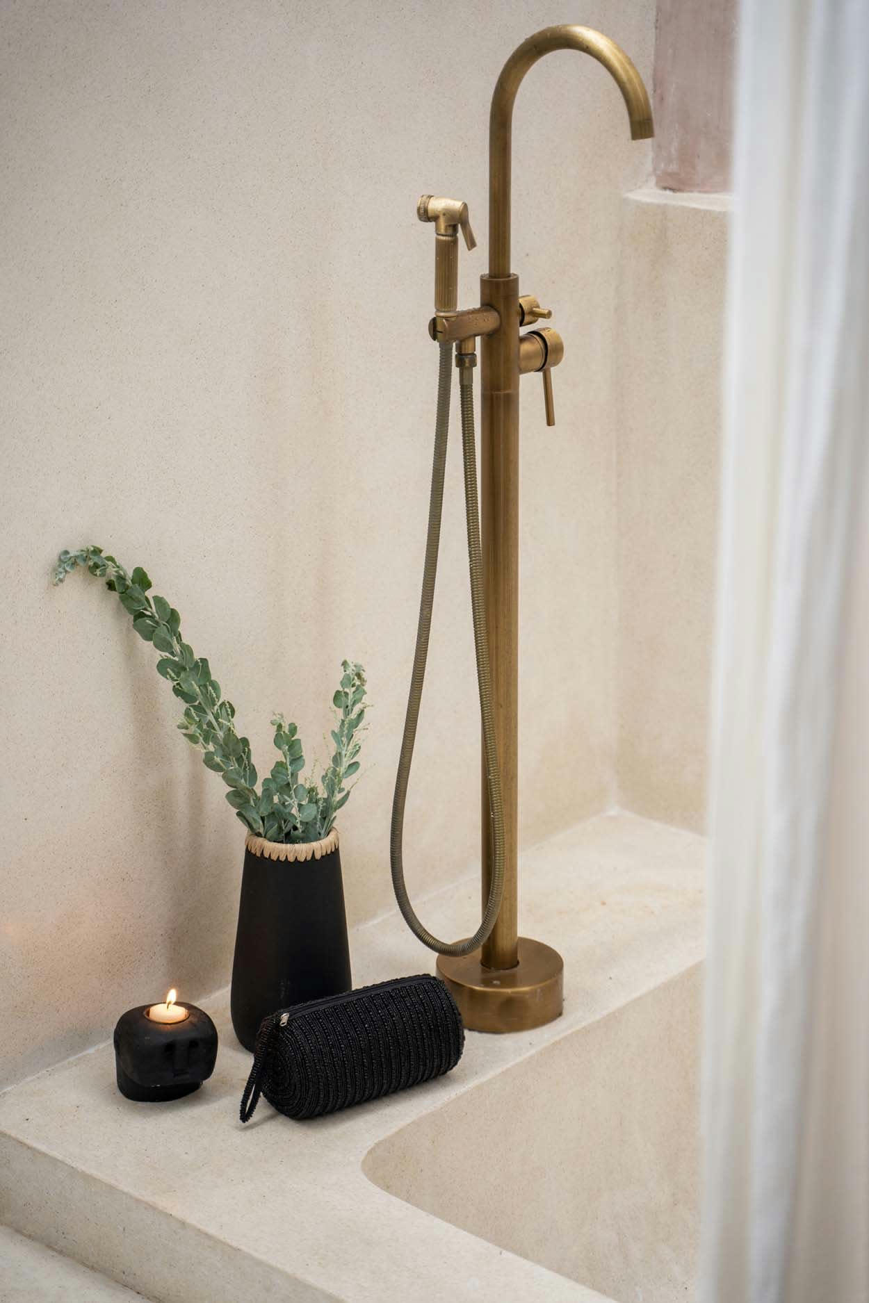 SNEAKY - Vase en terre cuite noir naturel H22