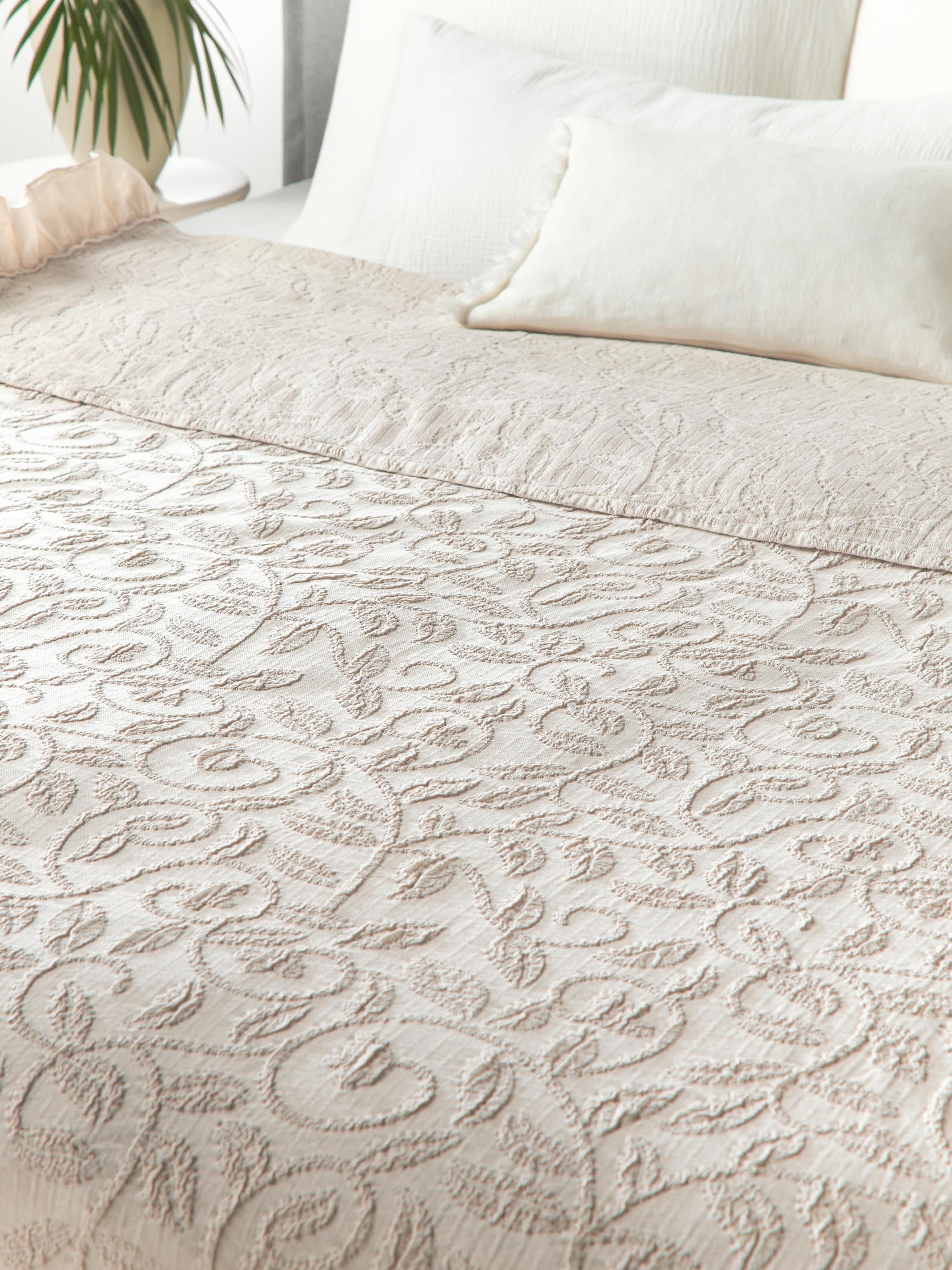 Strukturierte Baumwoll-Decke Clara mit Rüschen und floralem Muster