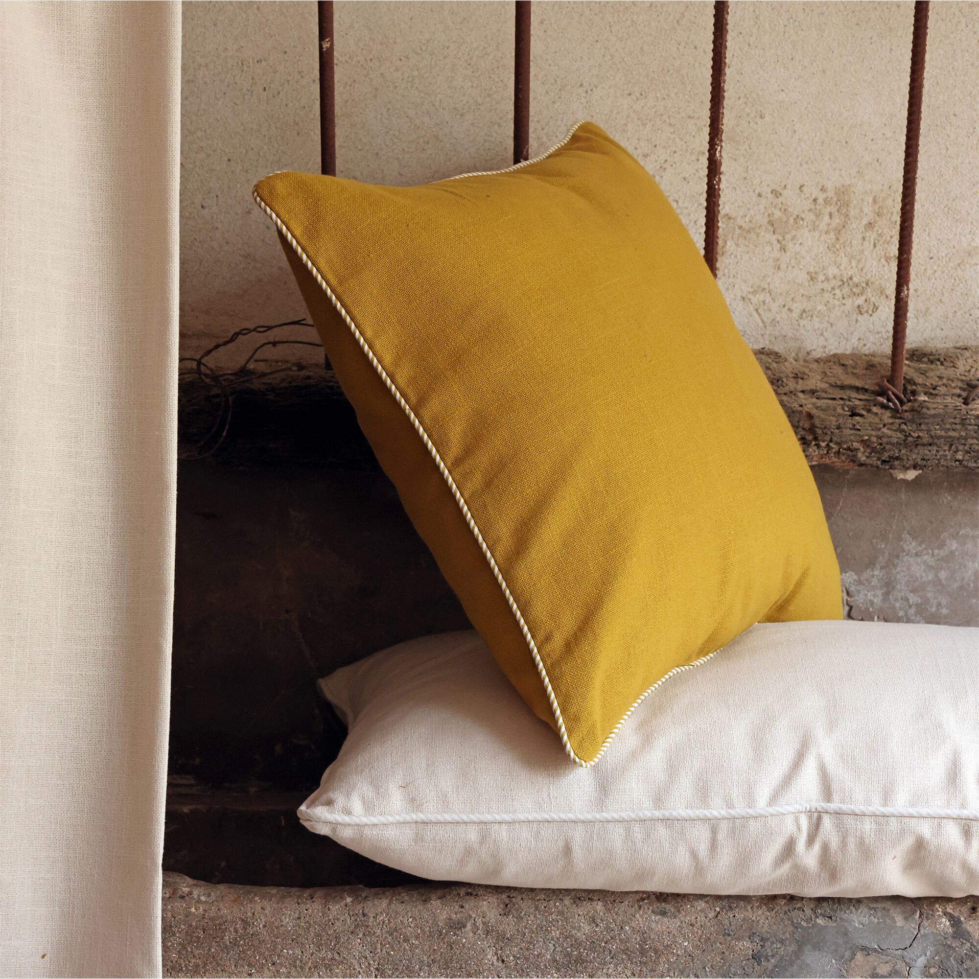 ARLES - Coussin à passepoil bicolore en coton 45x45cm - jaune archillea