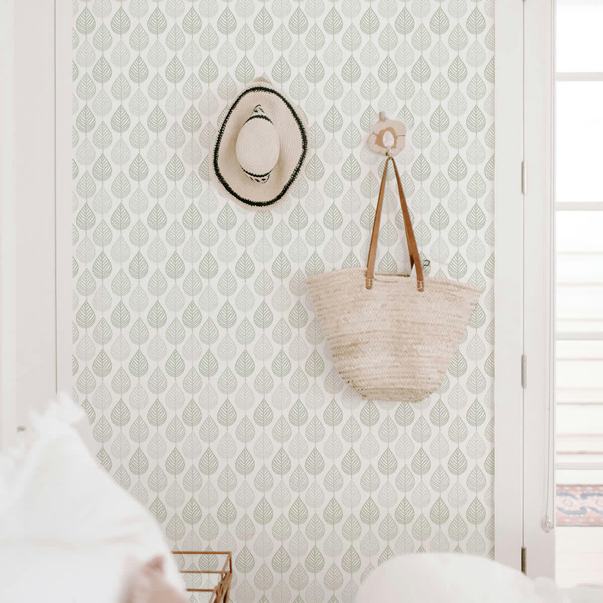 LEAVES - Papier peint vinyle adhésif feuilles sauge 50x300 cm