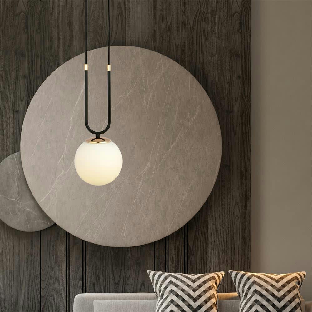 MEGAN - Suspension originale noire et dorée avec sphère en verre