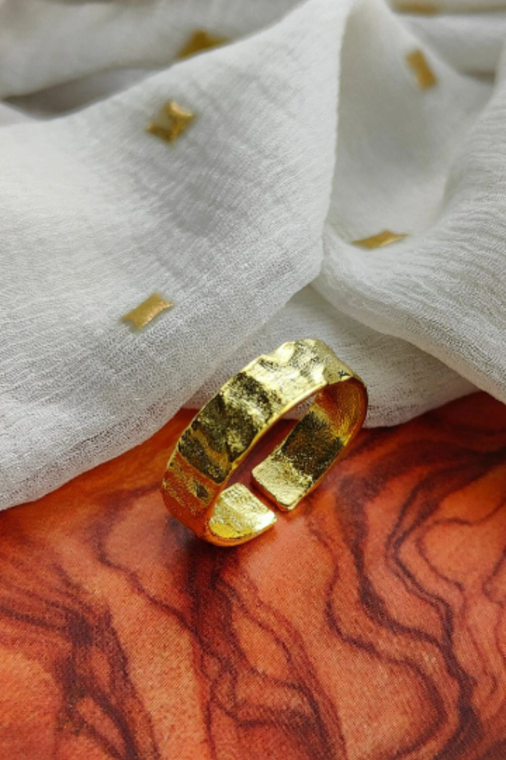 The Colourful Aura 1 Pcs Adjustable Silver Hammered Bohemian Midi Foil Band Toe Ring