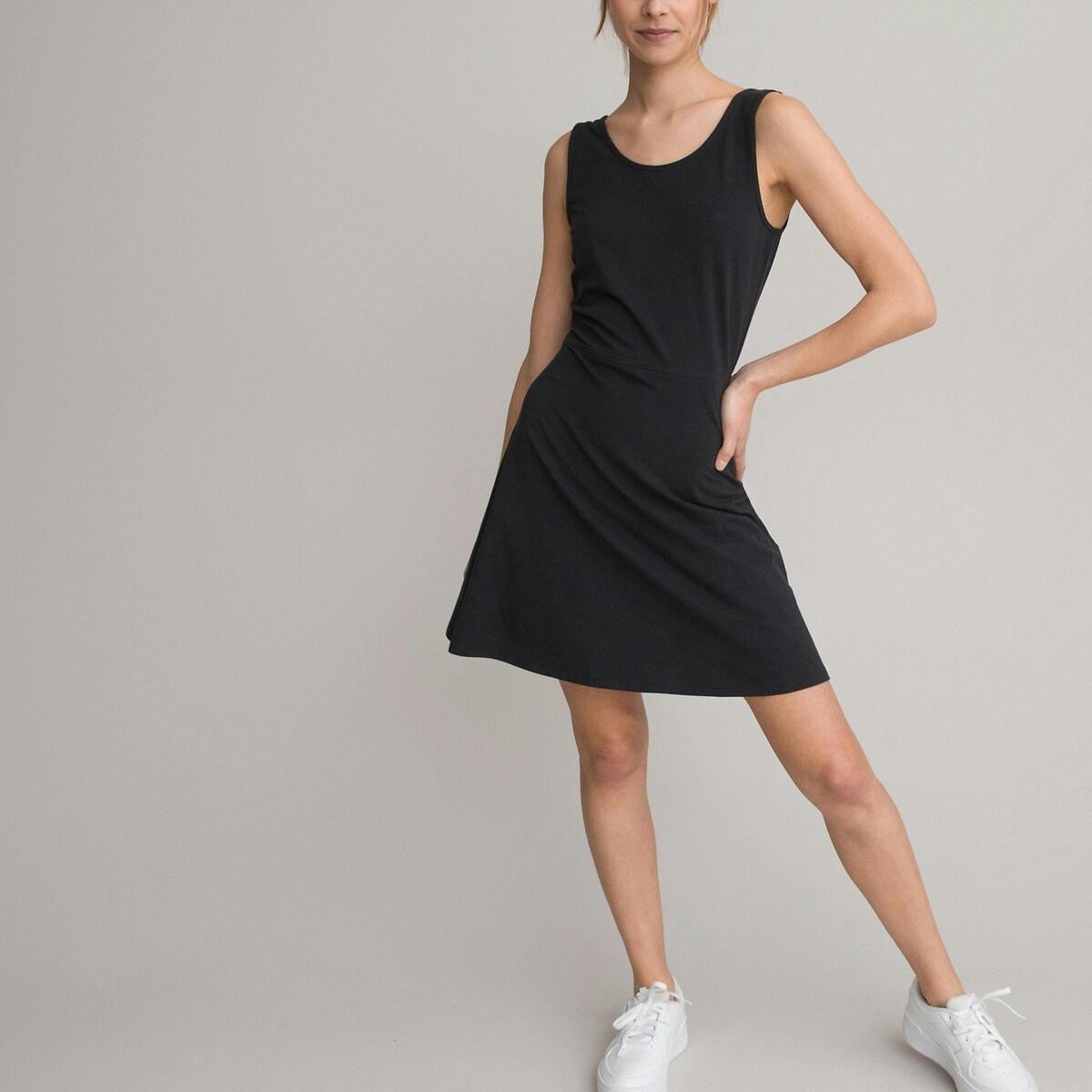 Robe sans manches, noeud au dos