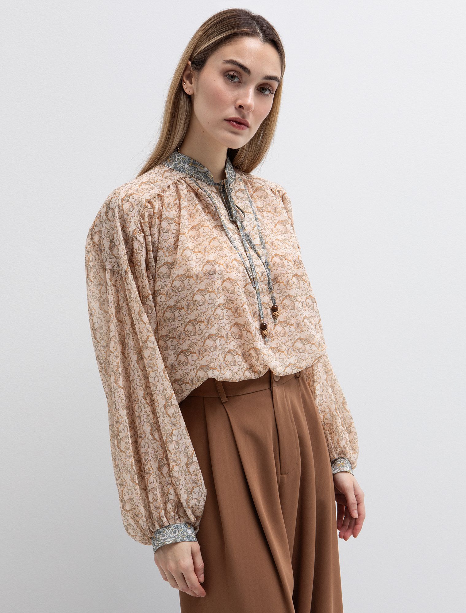 Εμπριμέ μπλούζα με κορδόνια