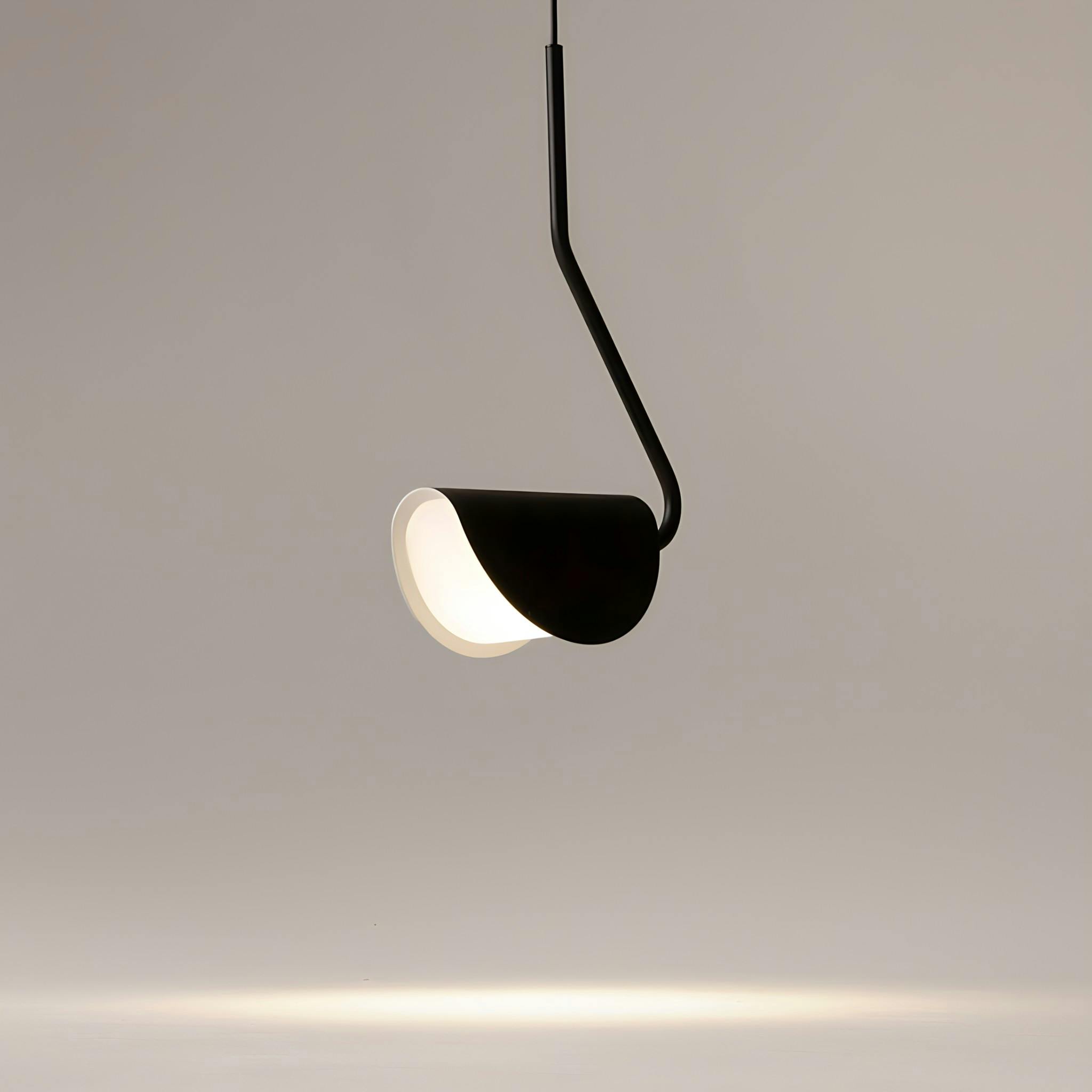 Suspension noire minimaliste - abat-jour plié, tige longue LENORE