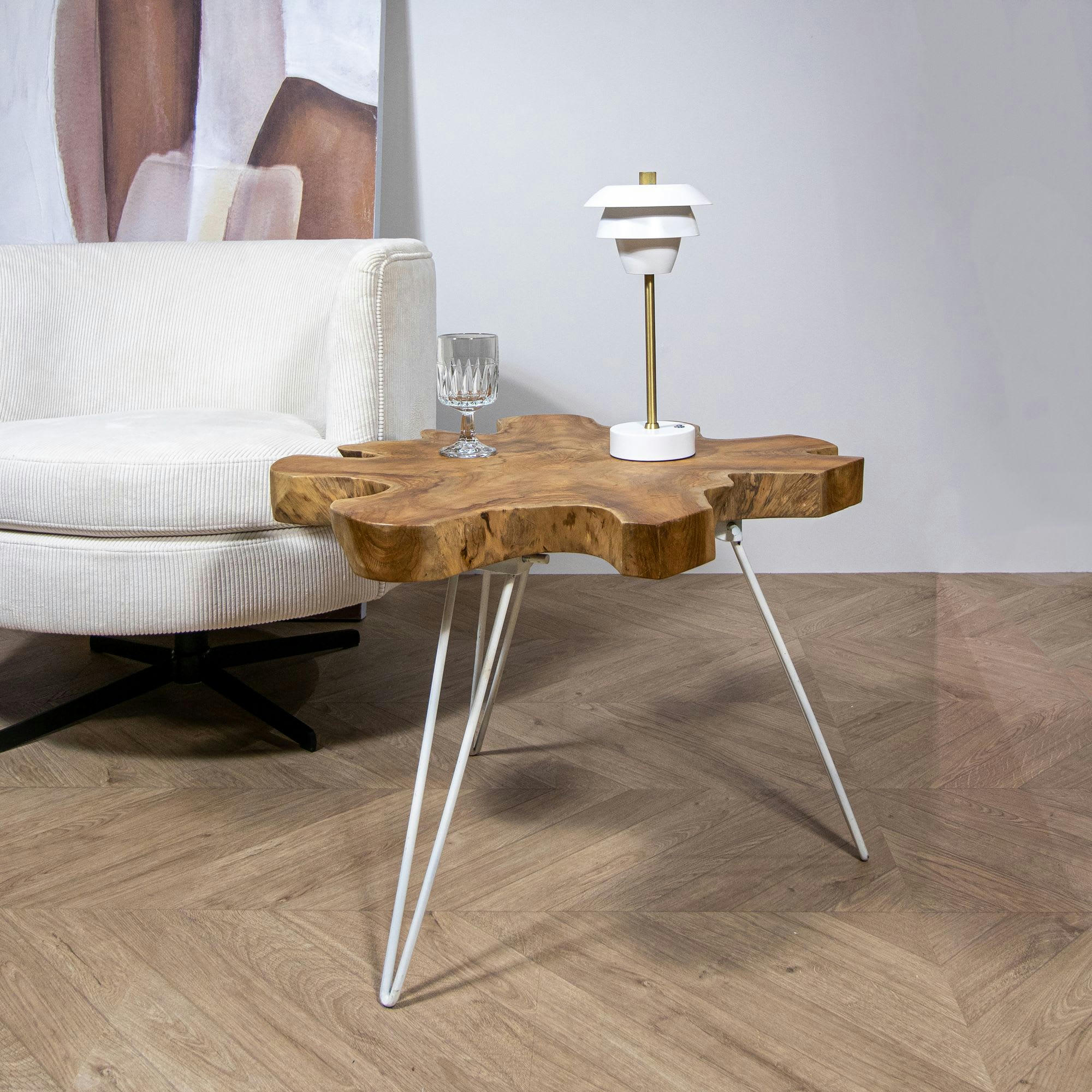 KUTA - Bout de canapé en teck et pied en aluminium blanc