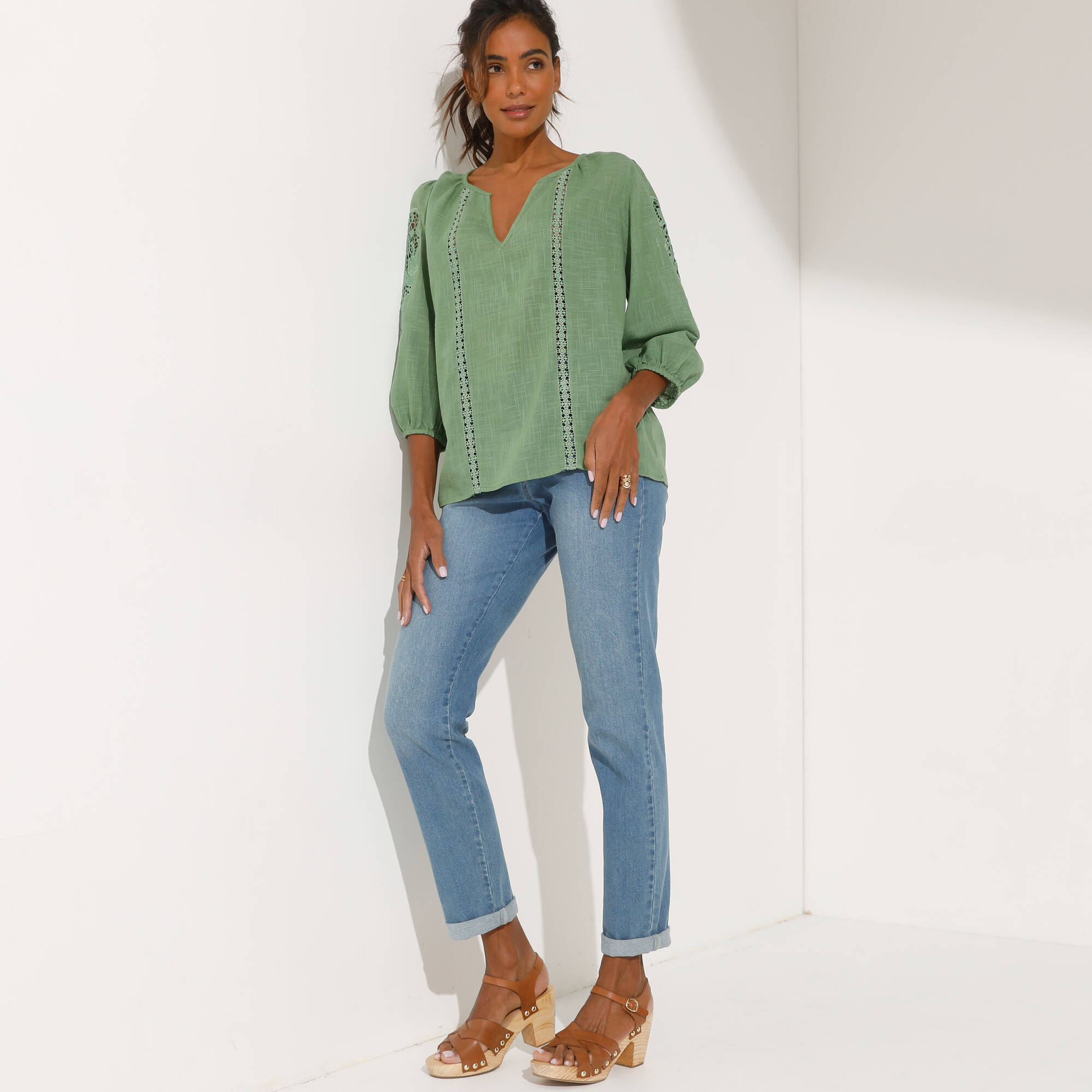 Blouse unie macramé, manches brodées